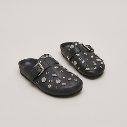 Mules à détails argentésen cuir grainé noir | WASILA