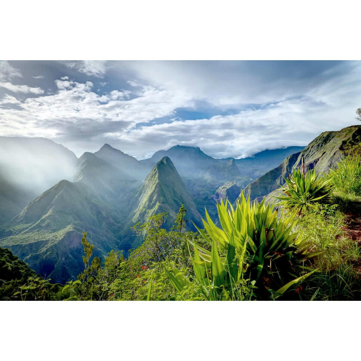 MONTAGNE - Tableau sur verre synthétique cirque de Mafate 65x97 cm