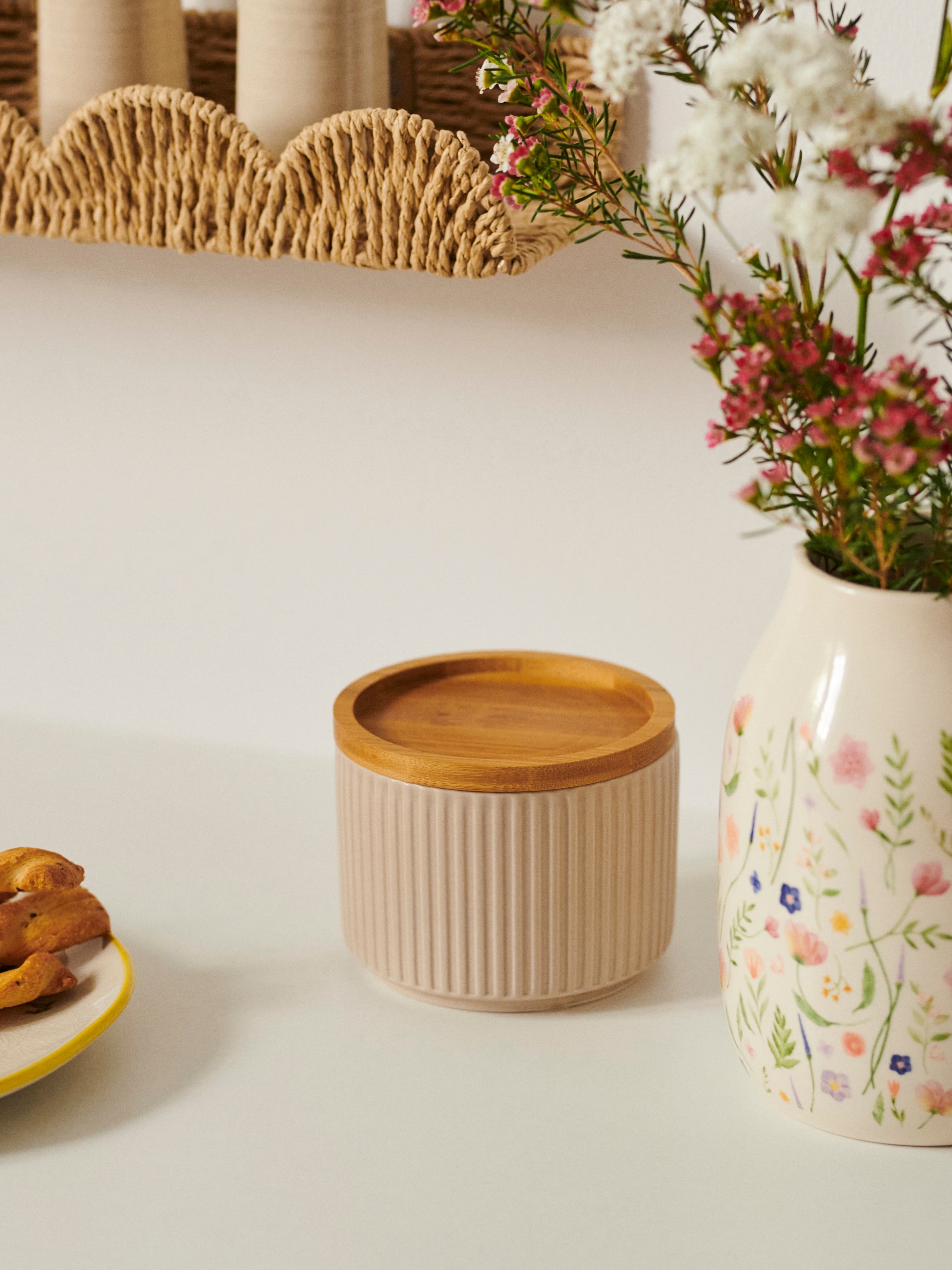 Ceramiczny ryflowany pojemnik na żywność z bambusową pokrywką