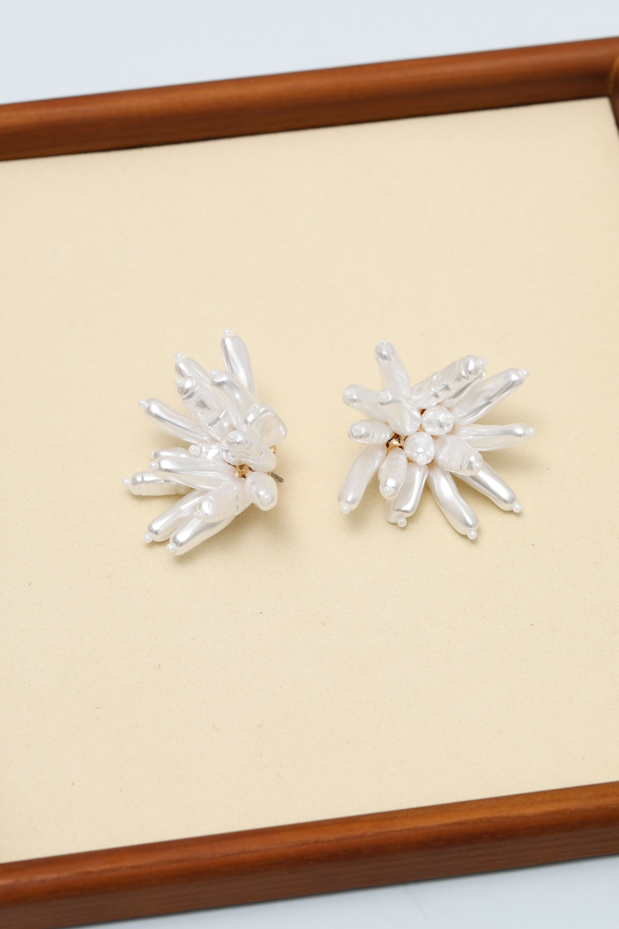 Mood Statement Pearl Floral Earrings