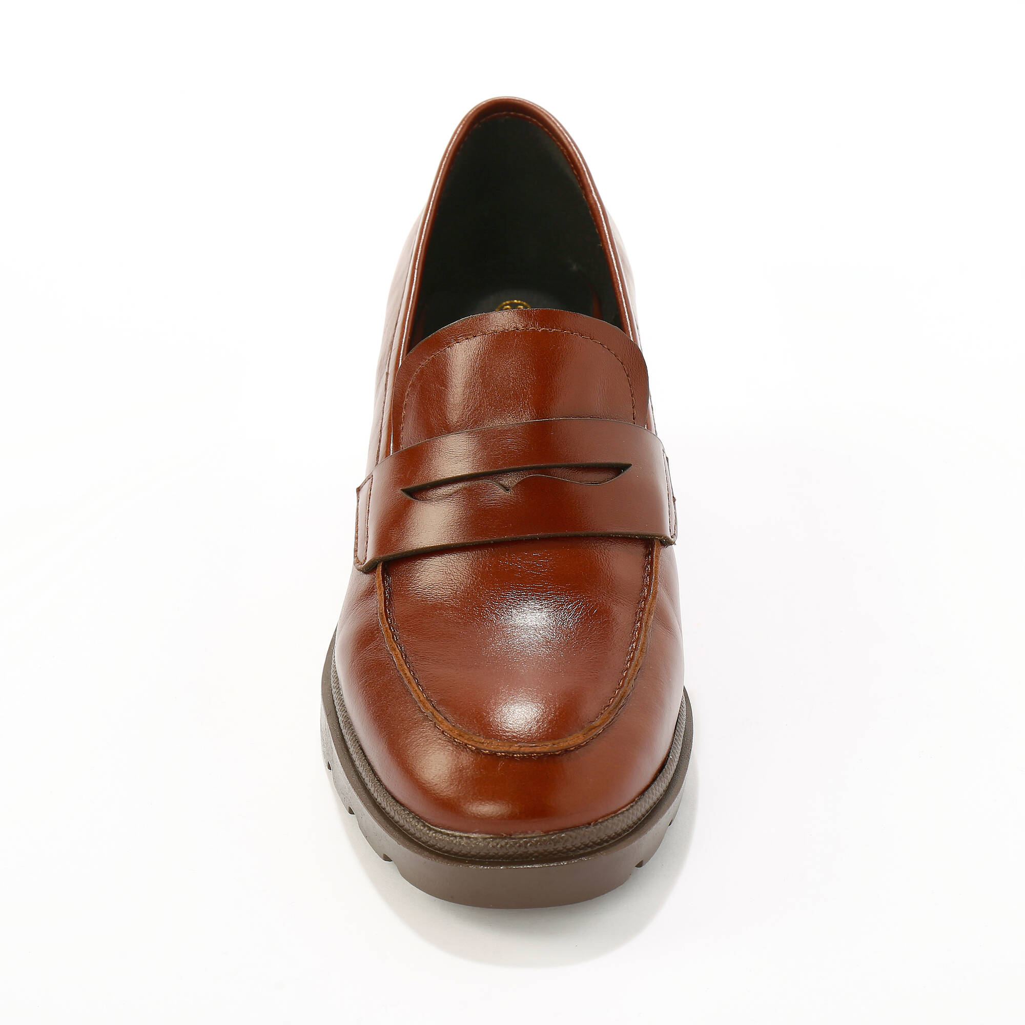 Mocassins à talon en cuir, semelle crantée.