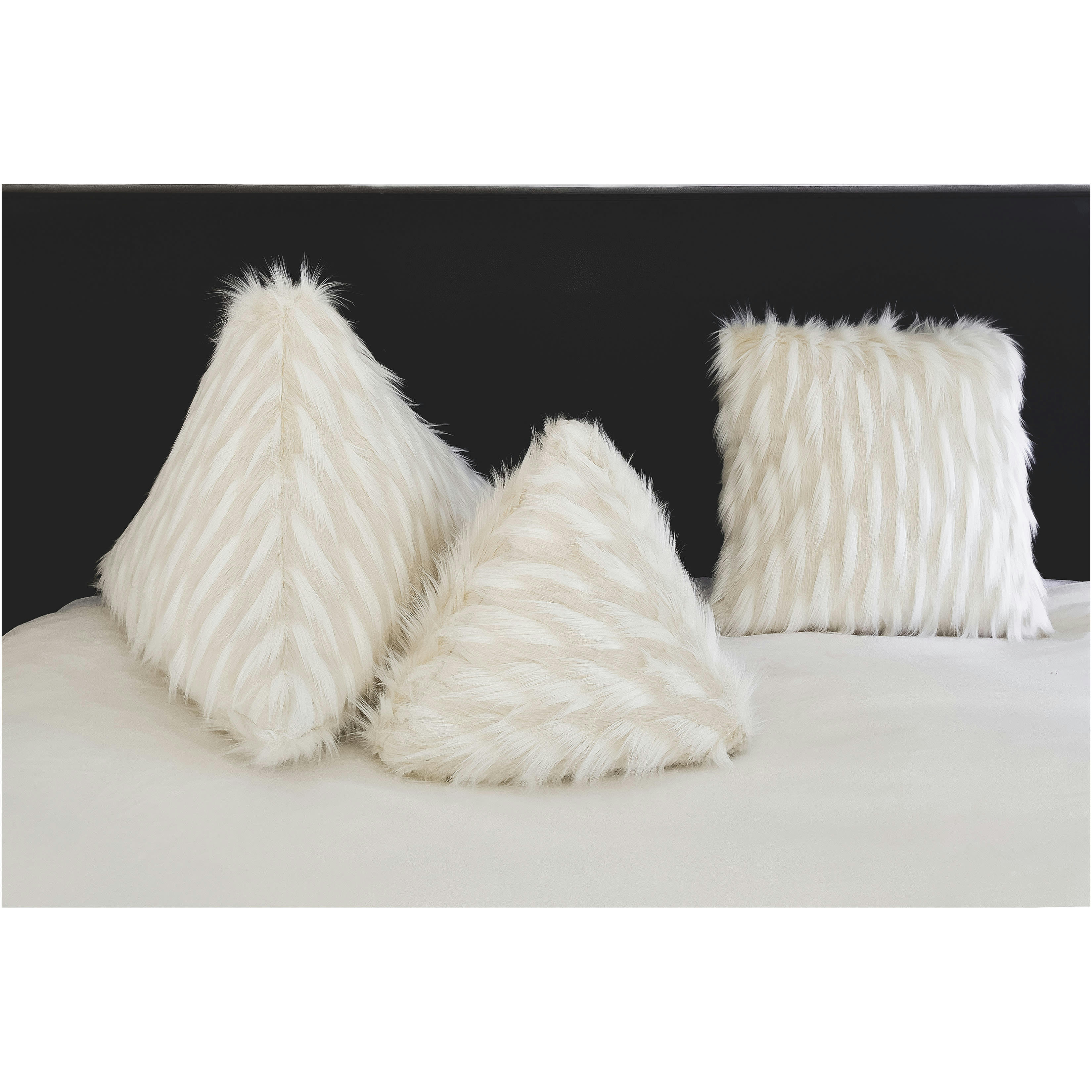 - Coussin pyramide en fausse fourrure blanche