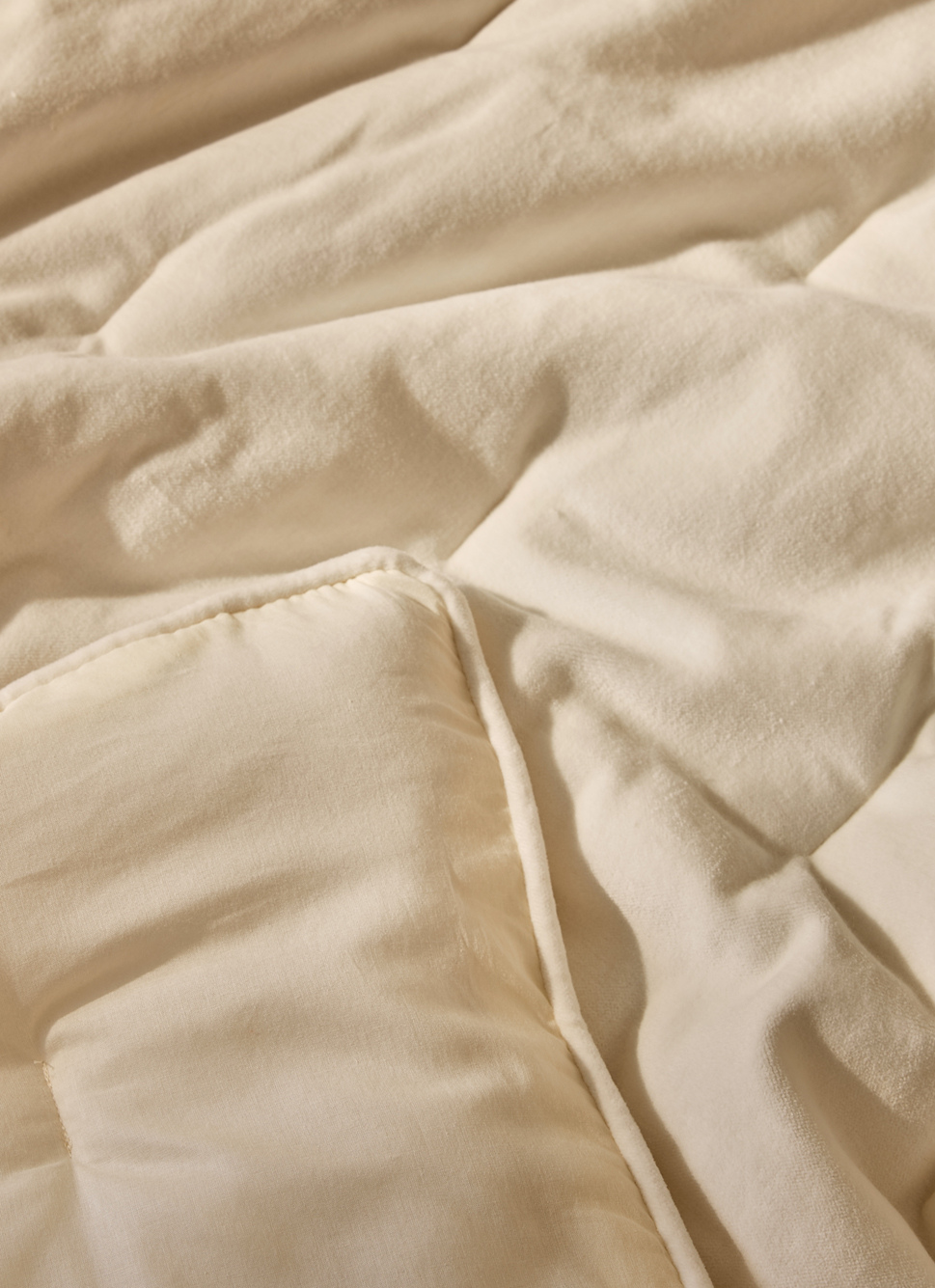 ÉDREDON EN VELOURS GANSÉ D'UN BIAIS CONTRASTÉ IVOIRE