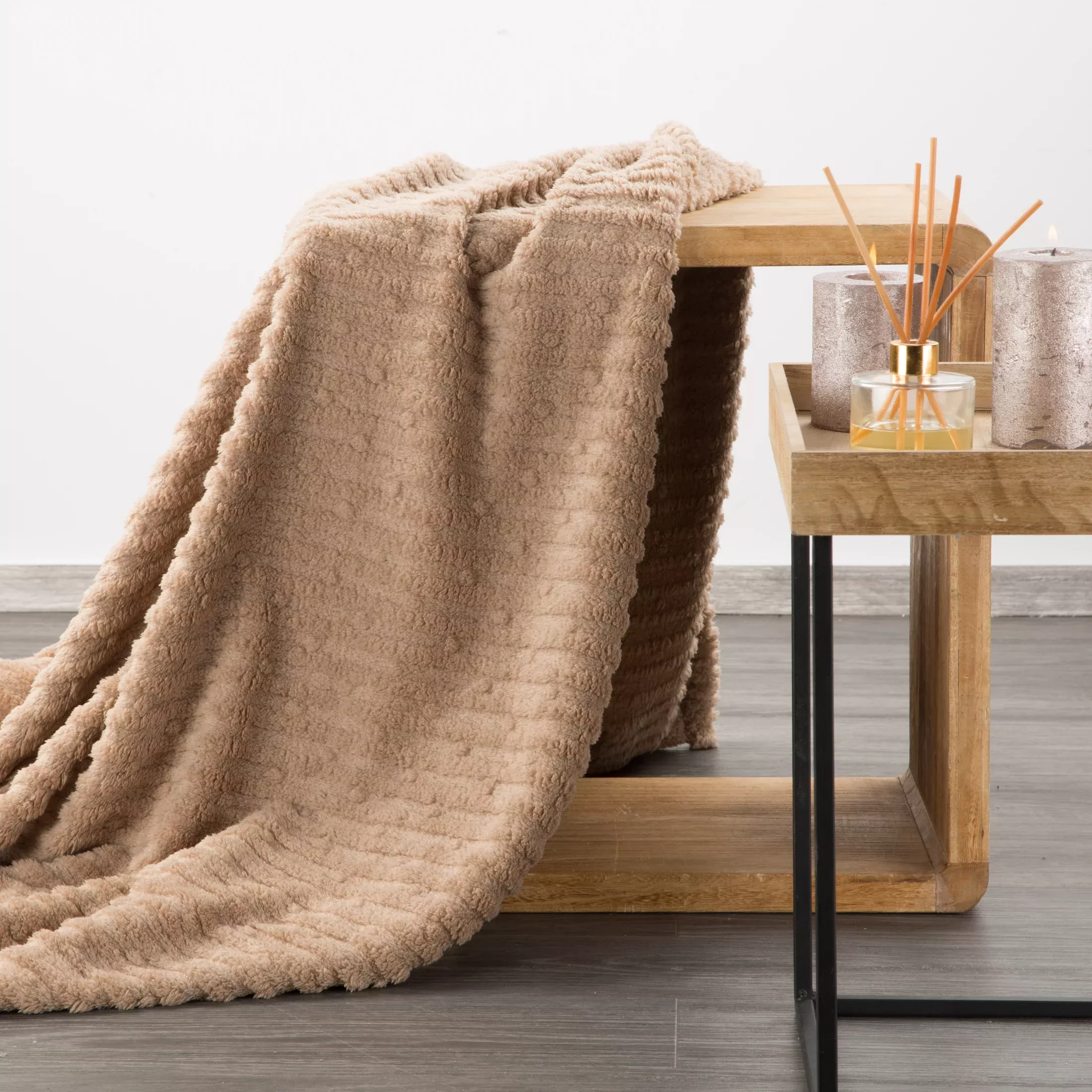 Koc 130x170 cm beżowy z wytłaczanym wzorem pasów LISA Design 91