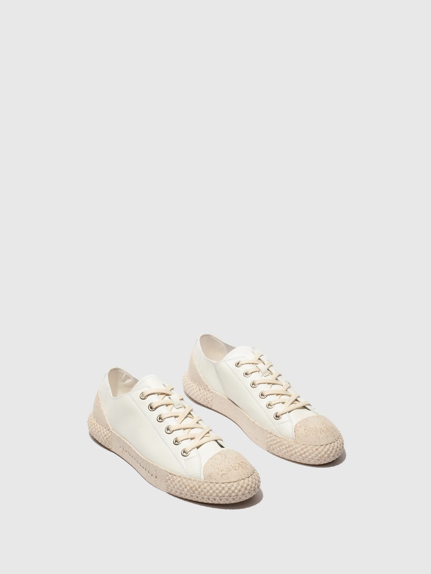 Ténis com Atacadores em Branco