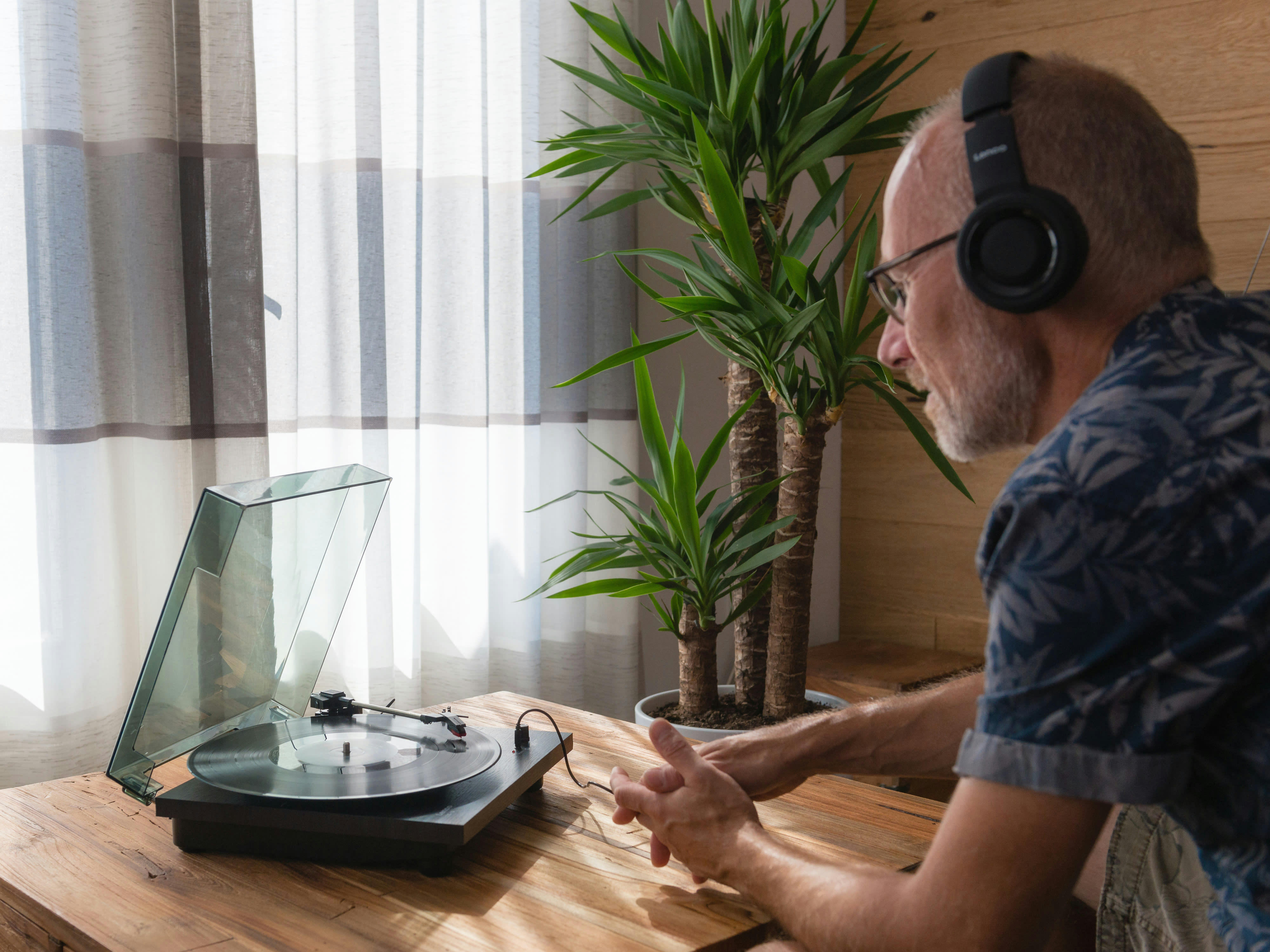 - Platine vinyle avec haut-parleurs intégrés noir