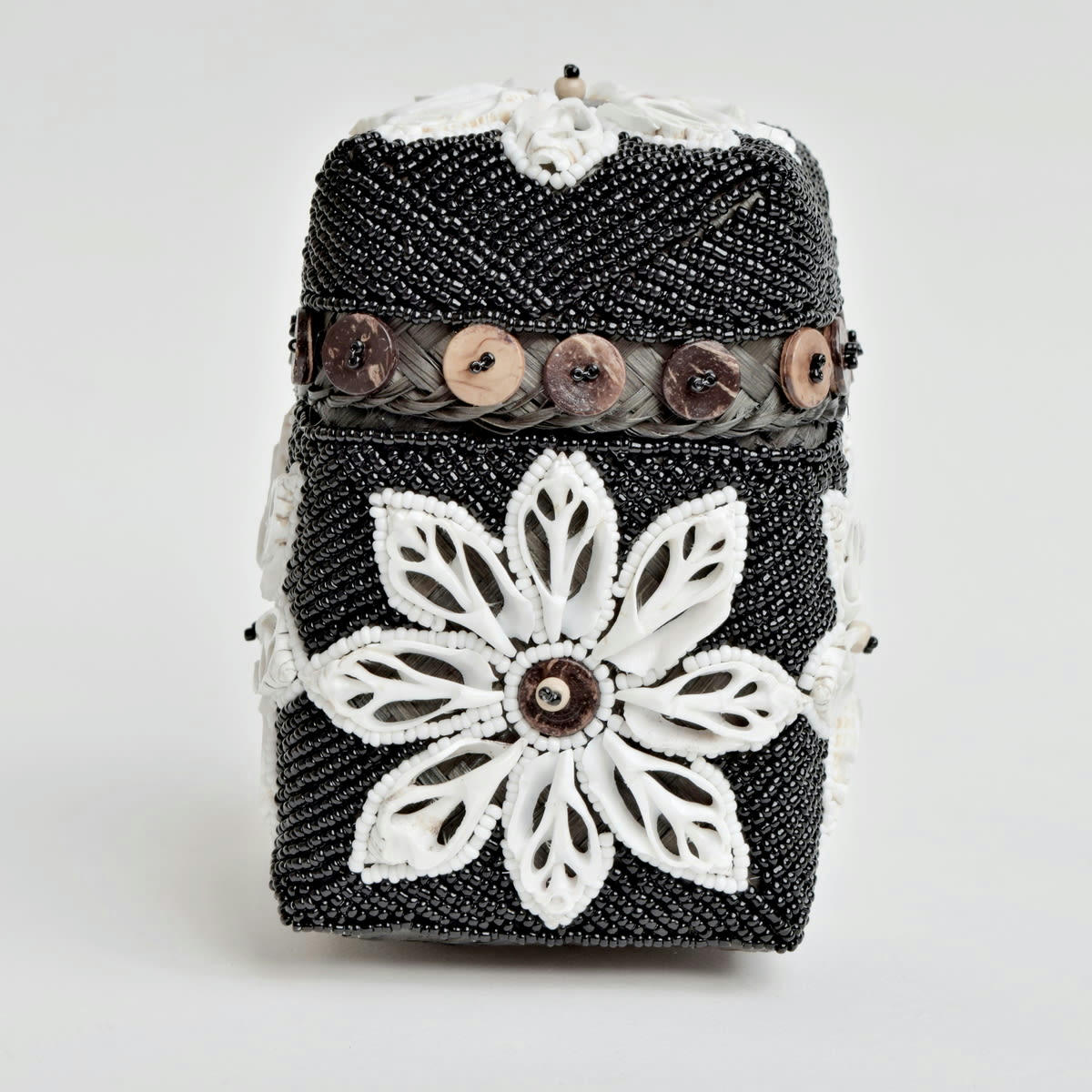 PERLA - Boîte en bambou et gros coquillages, noir 12 x 17 cm