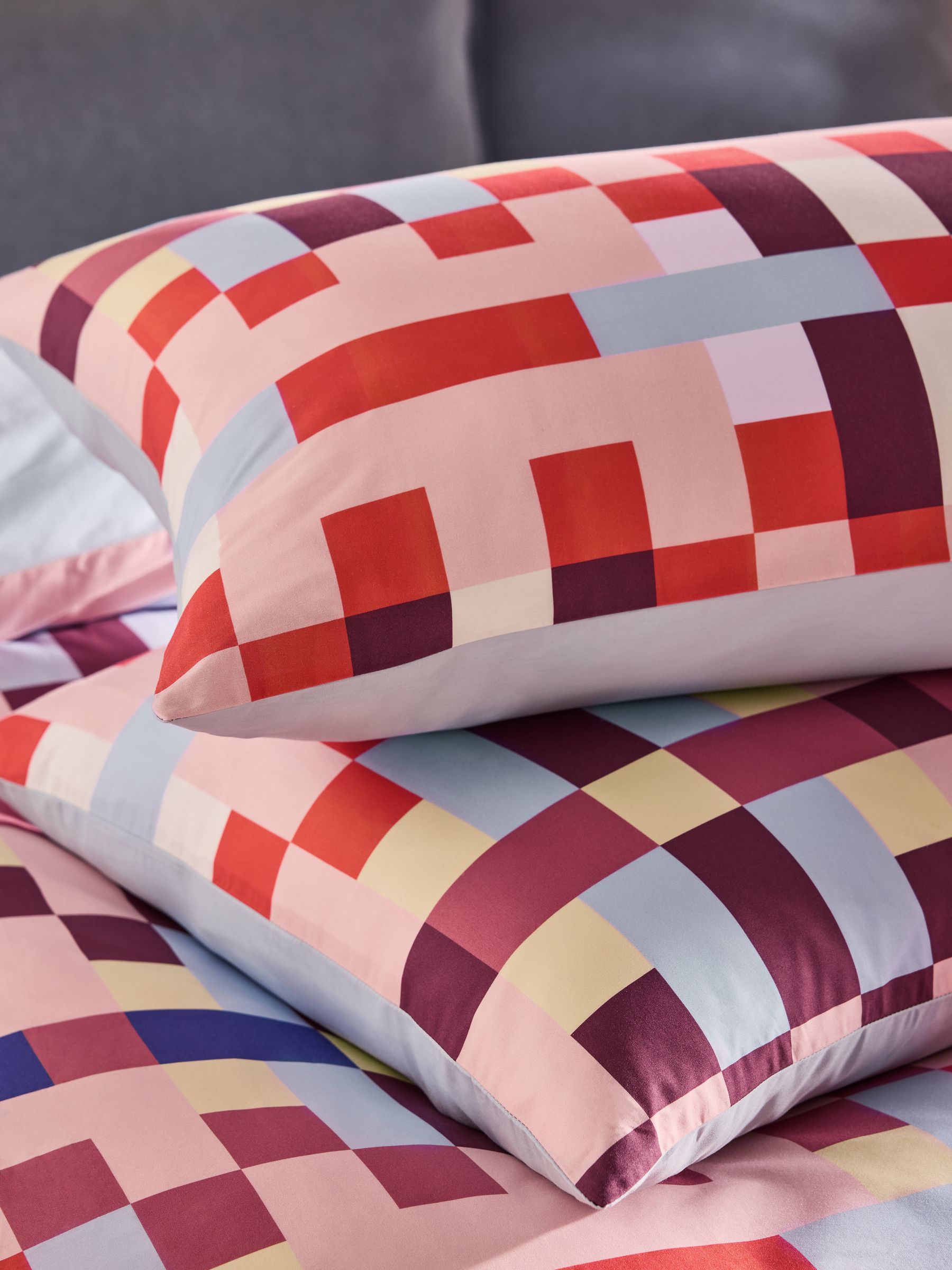 Carys 180 Thread Count Duvet Cover and Pillowcase Set in Pink