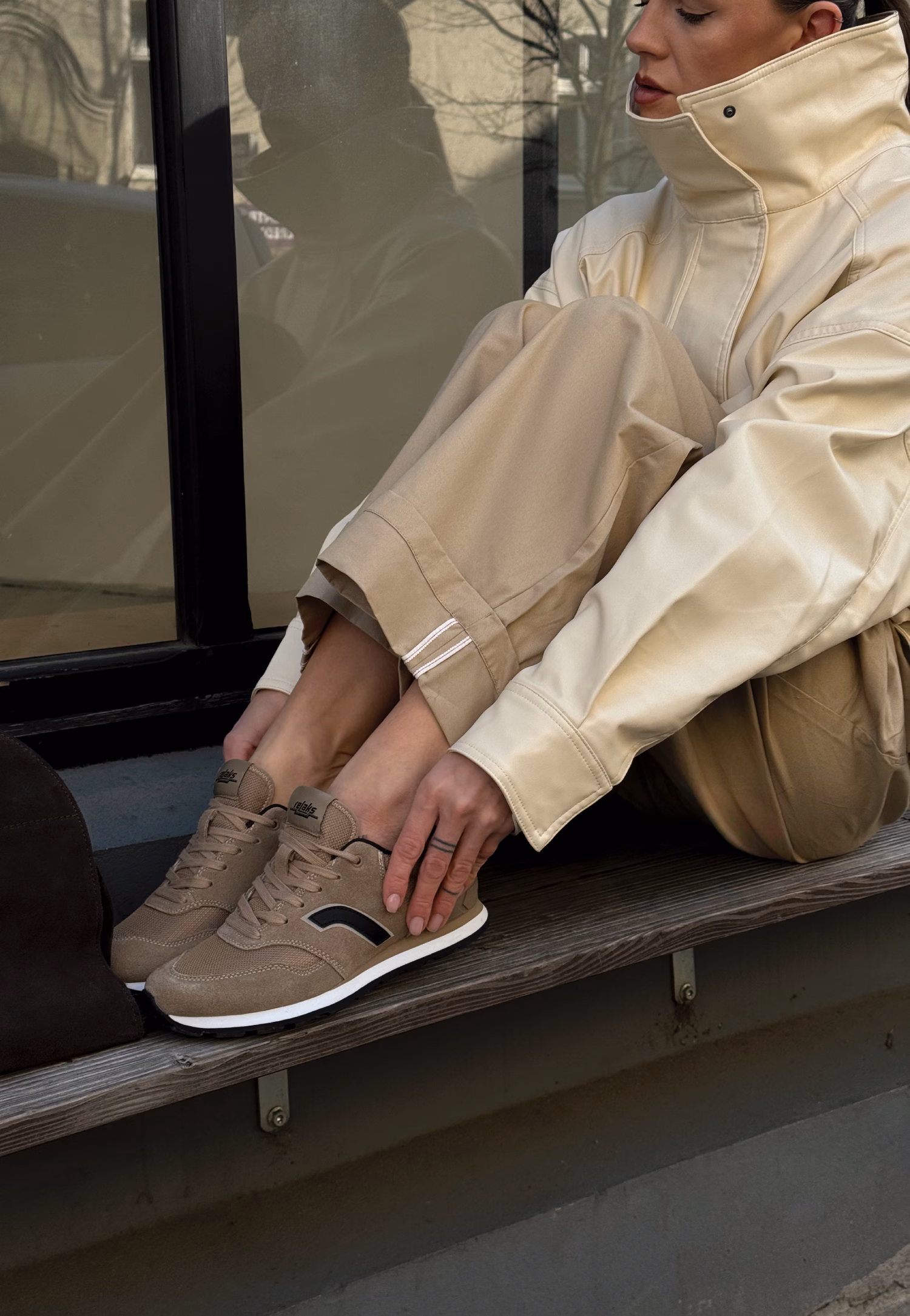 Beżowe sneakersy RELAKS unisex z czarnymi elementami