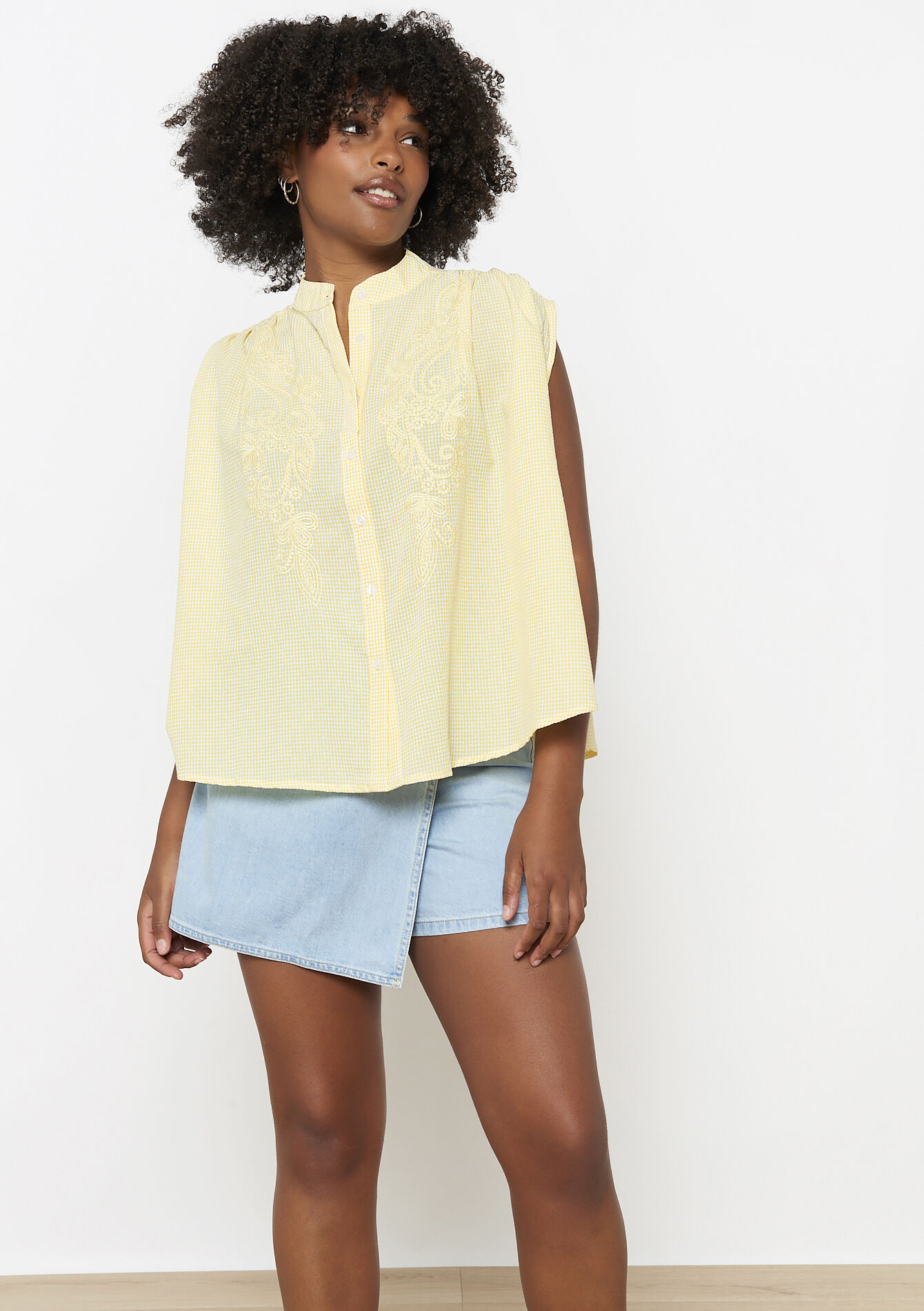 Mouwloze geborduurde blouse