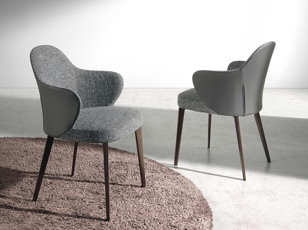 - Chaise tissu et croûte de cuir pied brun