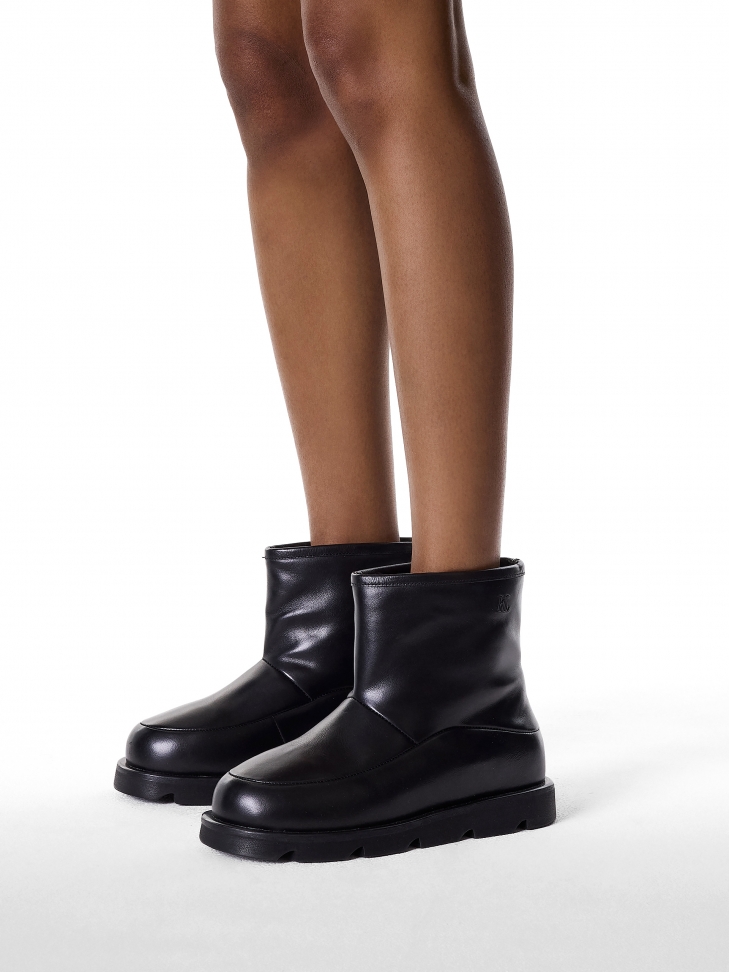 Minimalist black insulated snow boots