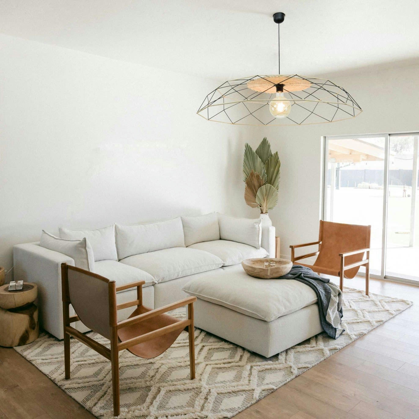 ALTINE - Suspension grand modèle en métal noir et rotin naturel