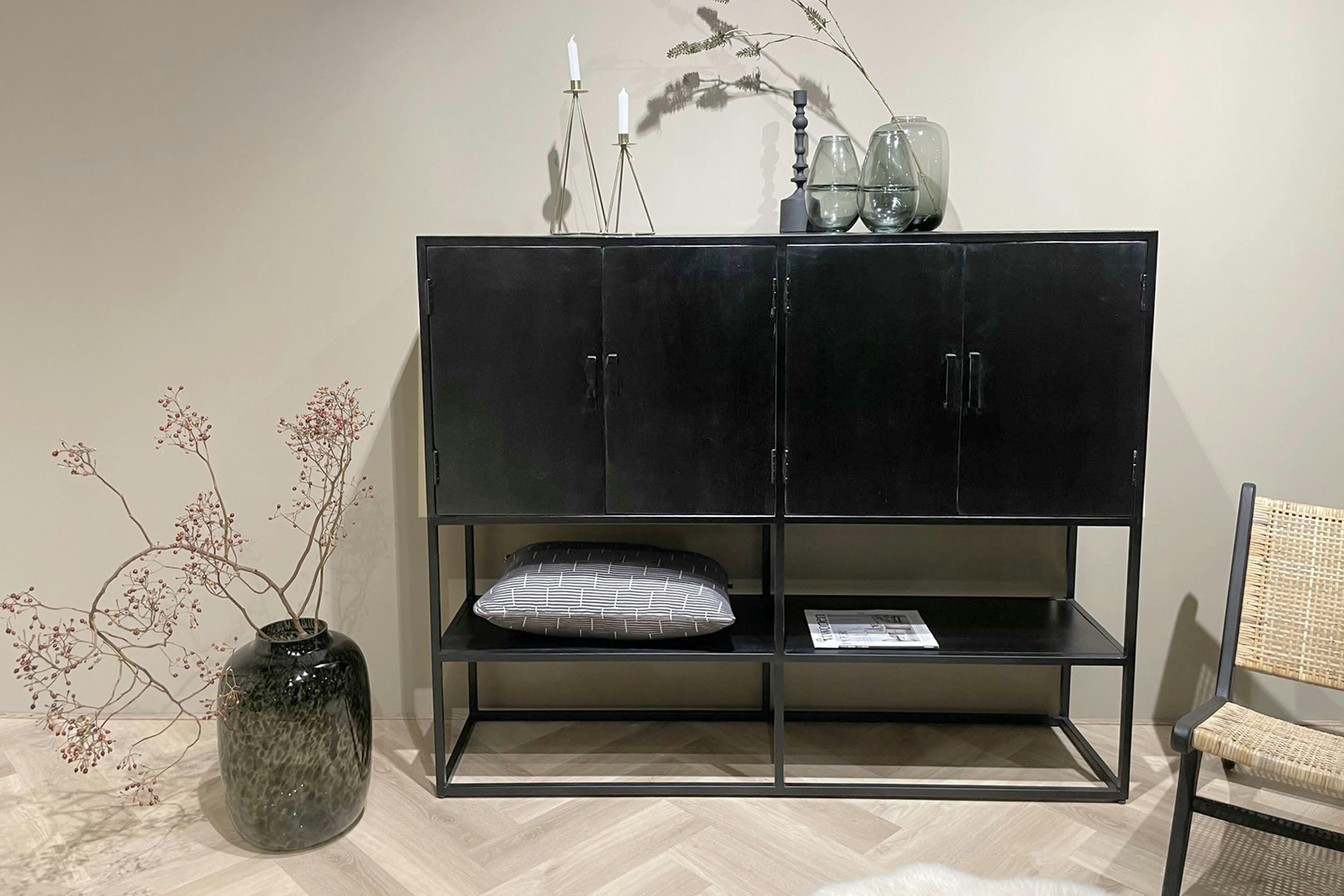 UZES - UZES-Bahut haut 4 portes en Manguier massif noir et métal