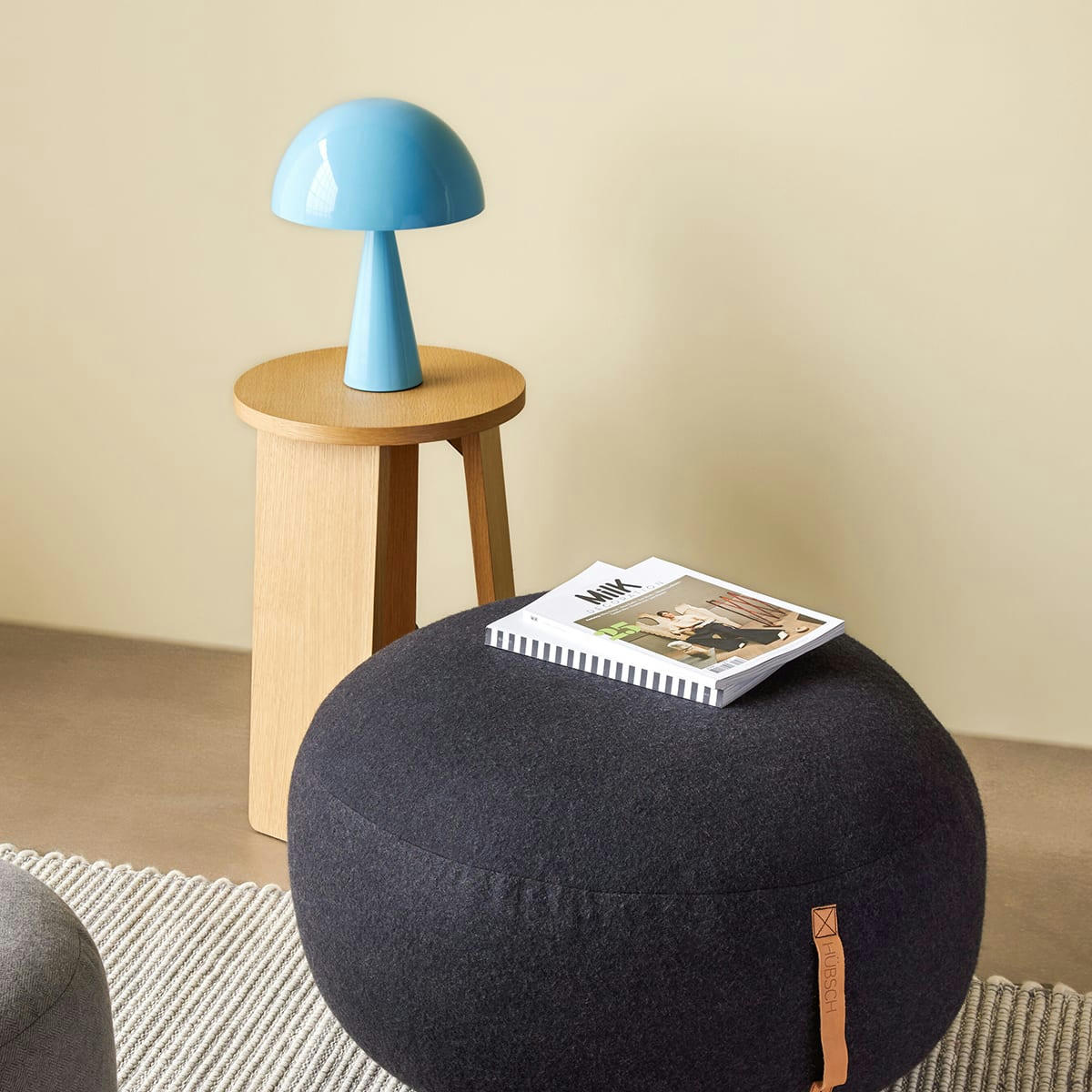 MOCHI - Pouf en laine noir avec poignée en cuir