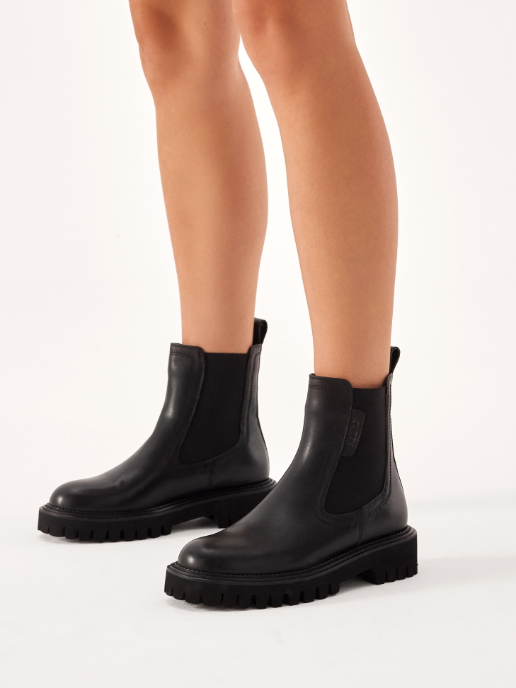 Classic Chelsea boots in full grain leather