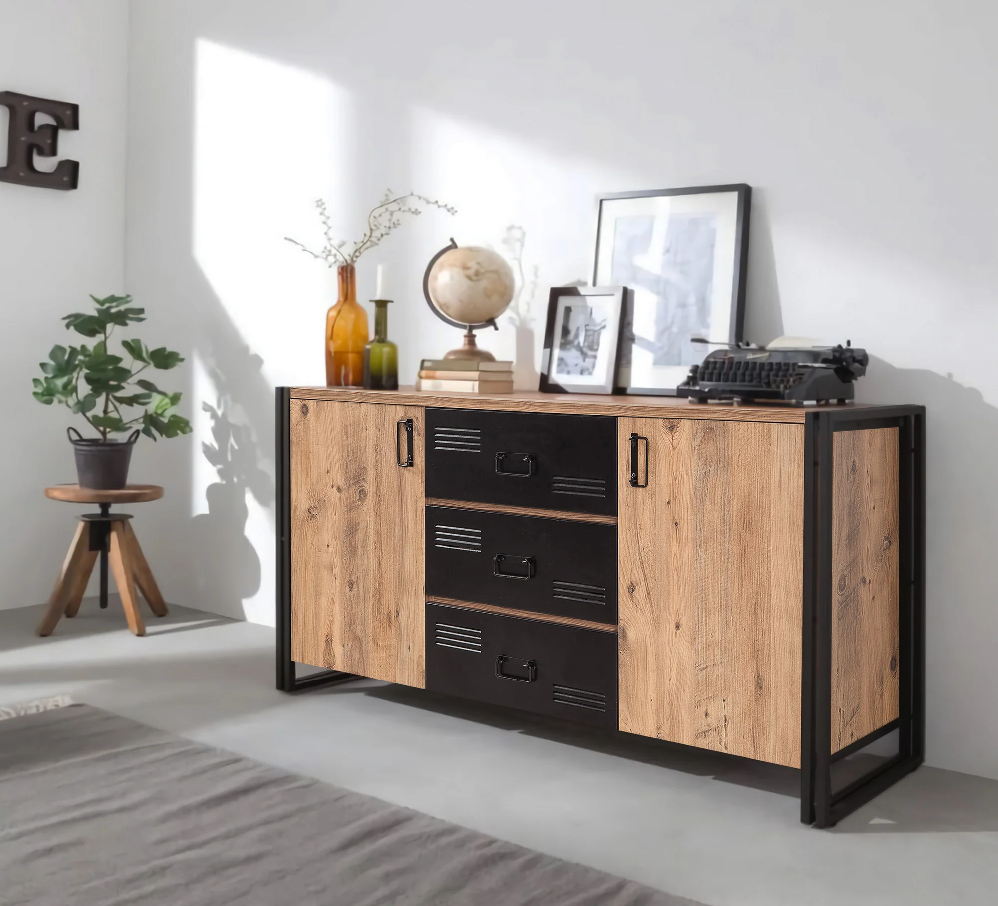 Dressoir June