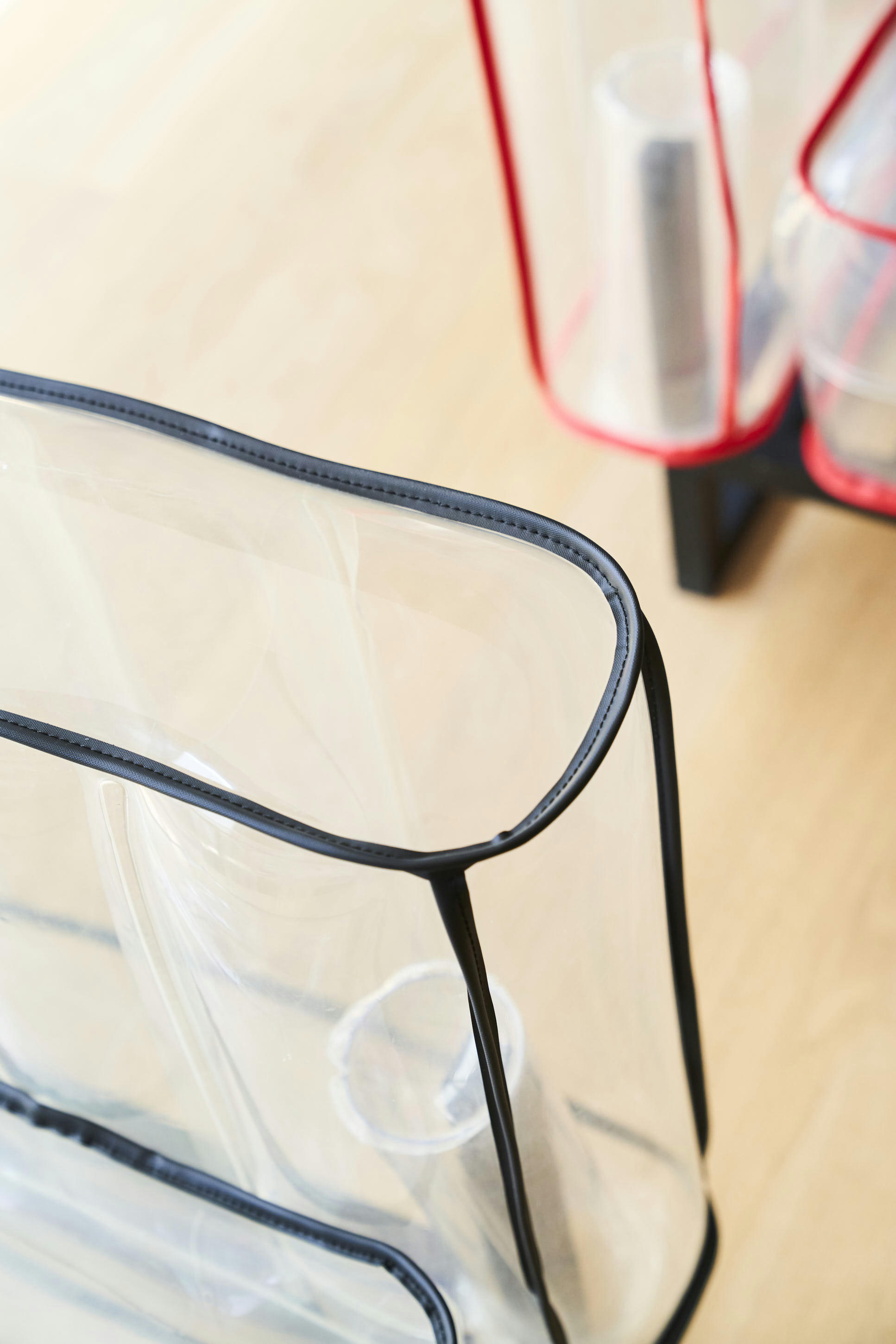 YOMI STYLE - Fauteuil tpu transparent avec passepoil noir