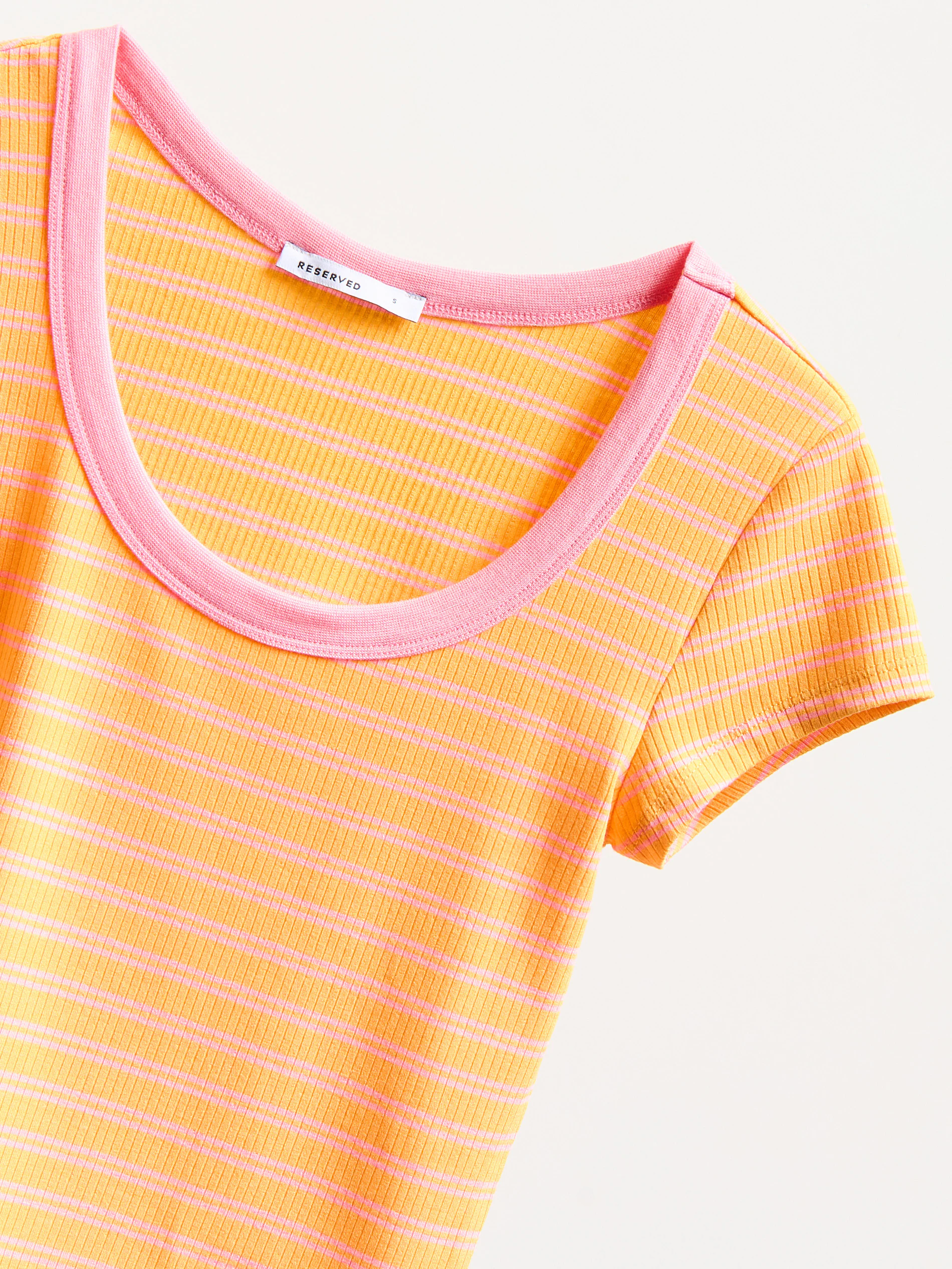 T-shirt z kontrastową lamówką