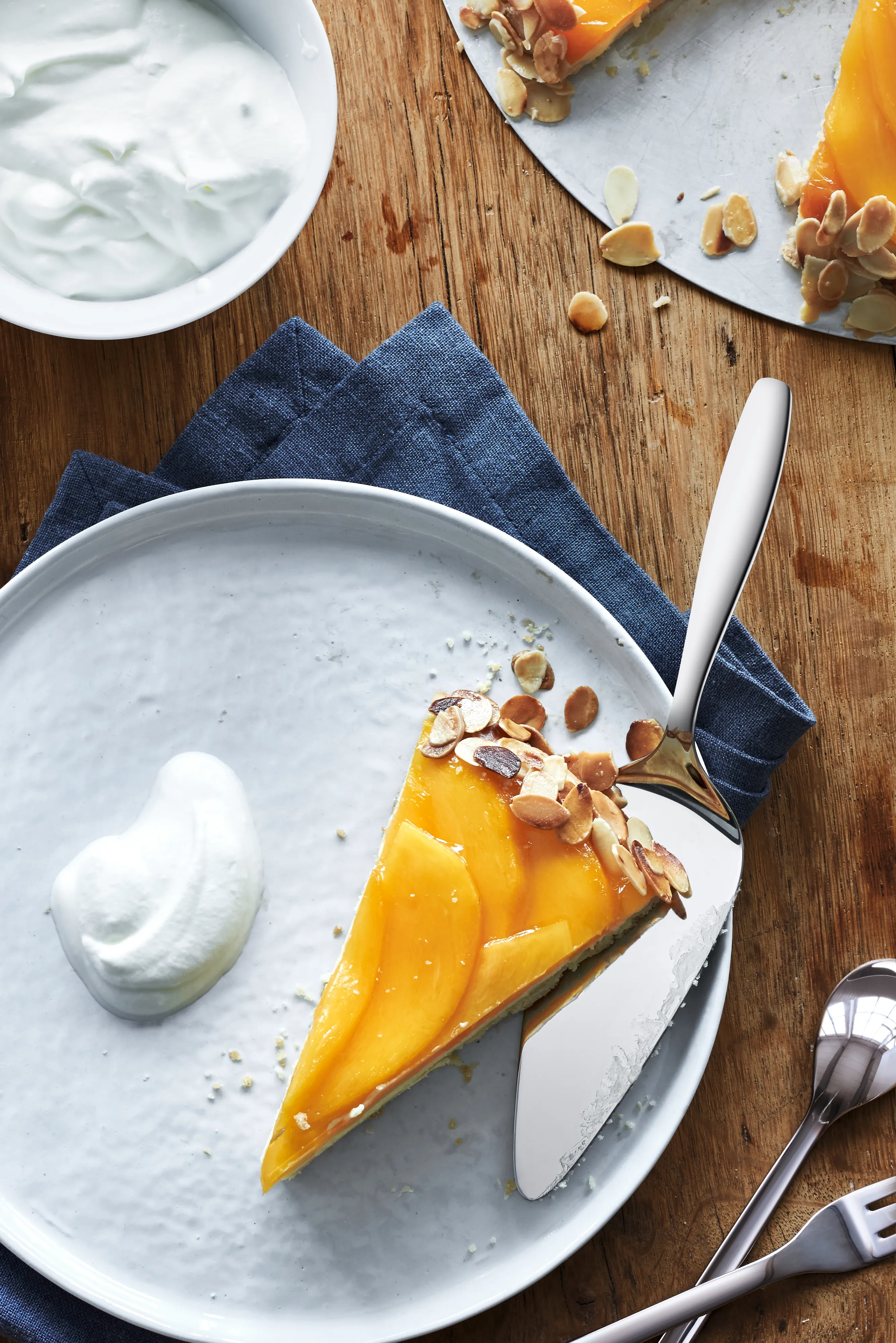 Cake server with blade