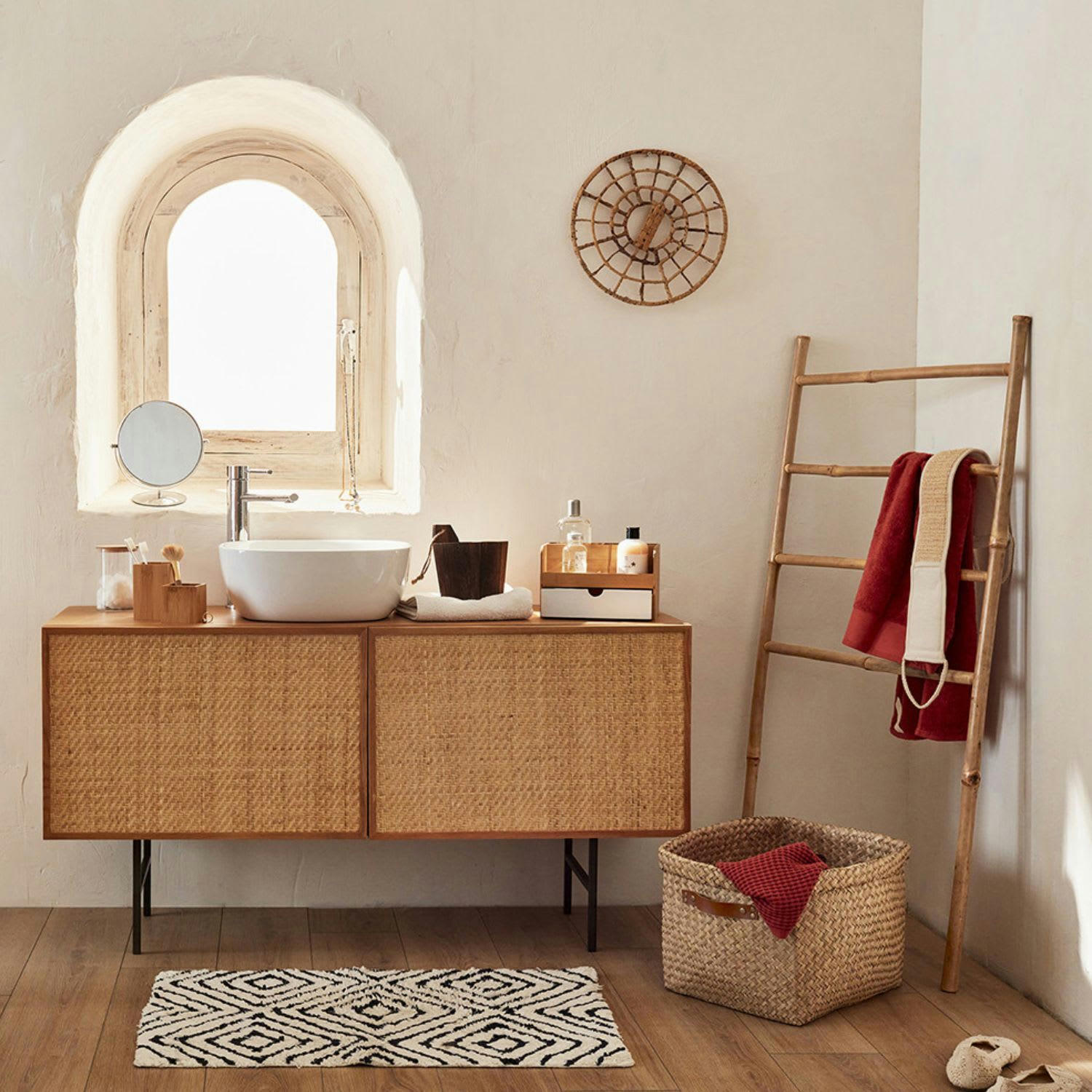 - Porte-serviettes en forme d'échelle sous les combles