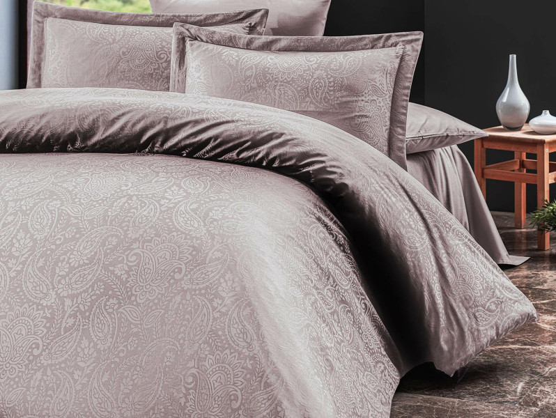 Pościel satynowa 220x200 Sal lililowa w pudełku ornamenty Luxury Premium