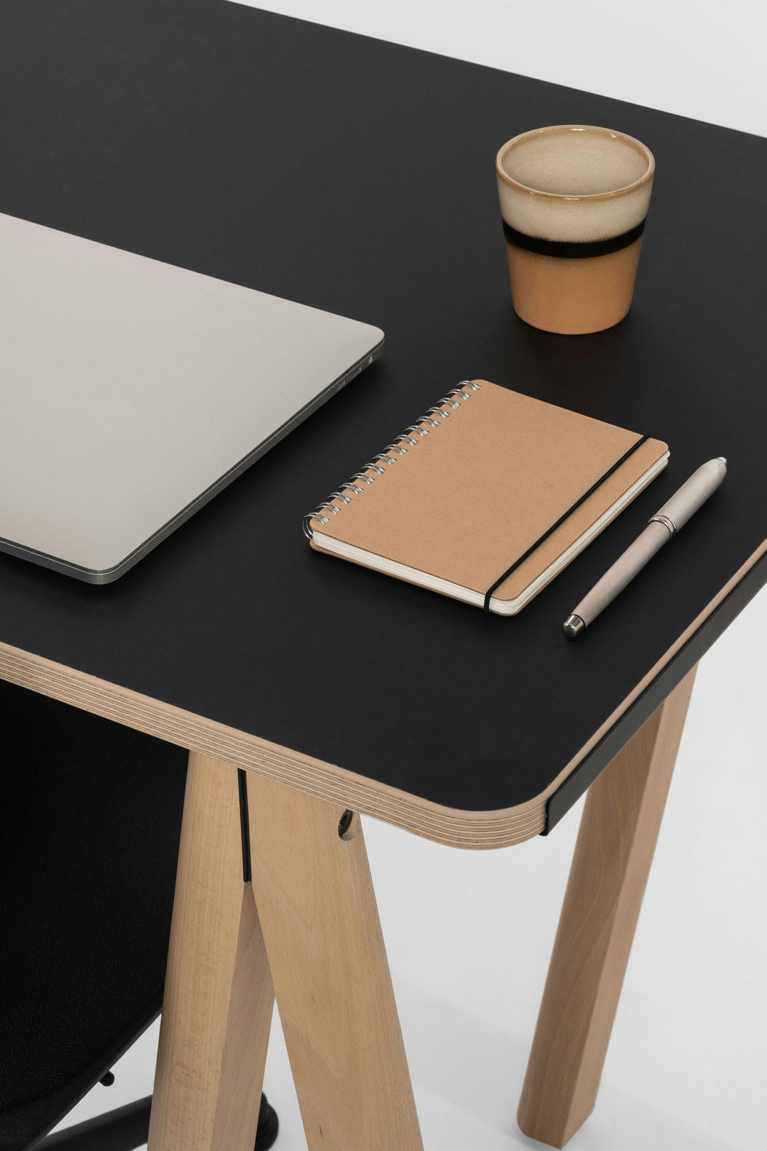 - Bureau démontable pieds en bois et plateau noir 120x60cm