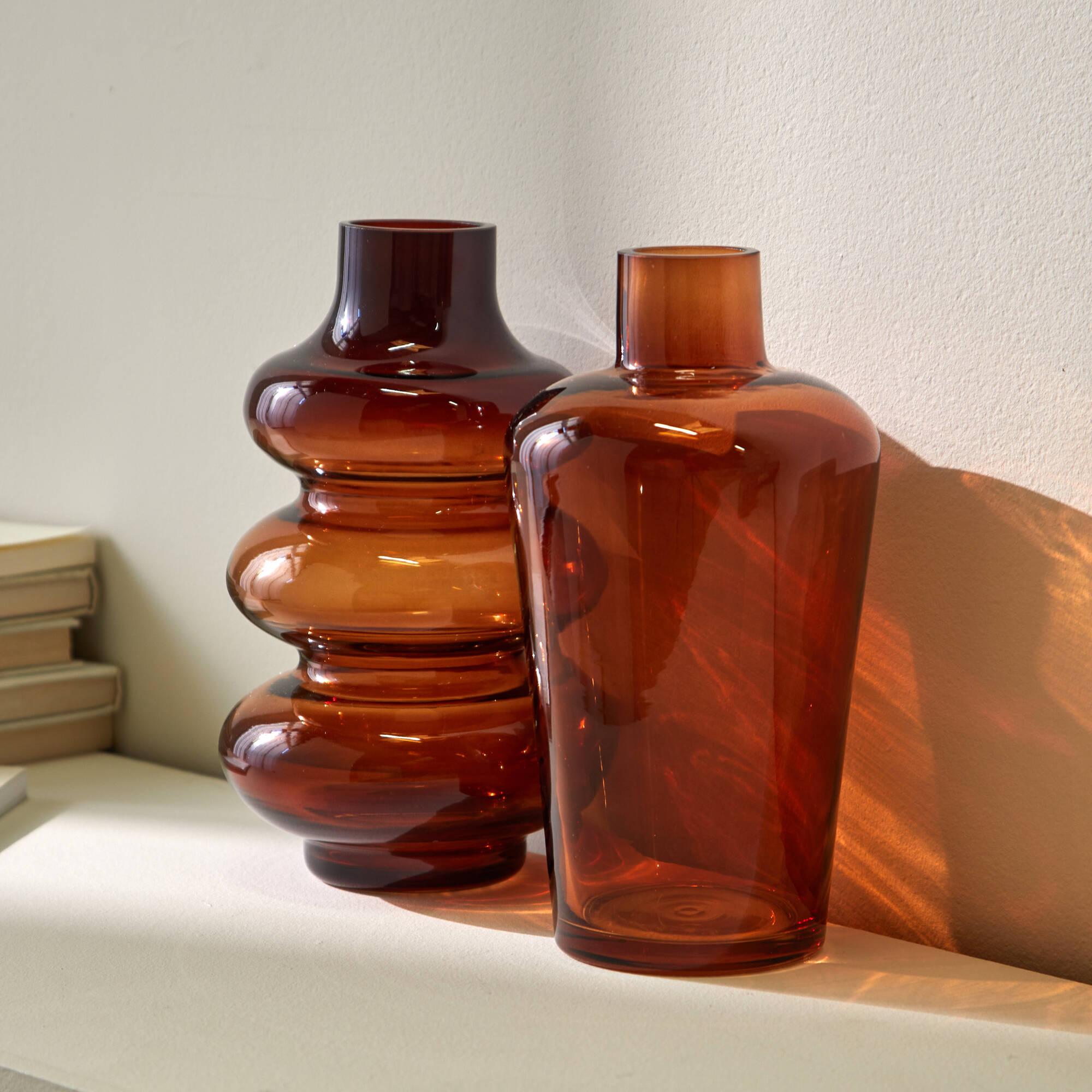 Vase lisse en verre ambré
