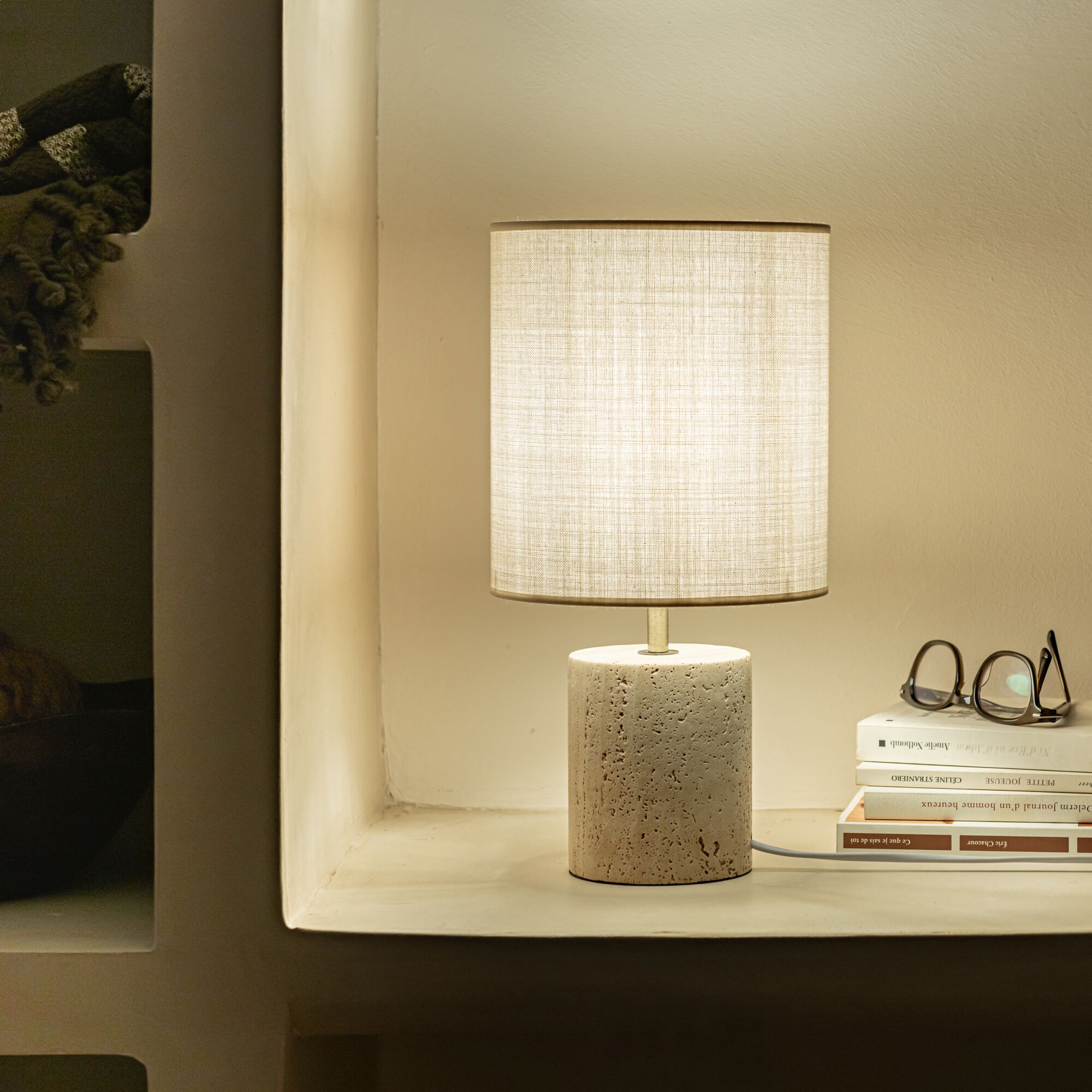 ARTEMIS - Pied de lampe électrifié en travertin D10,5cm - beige