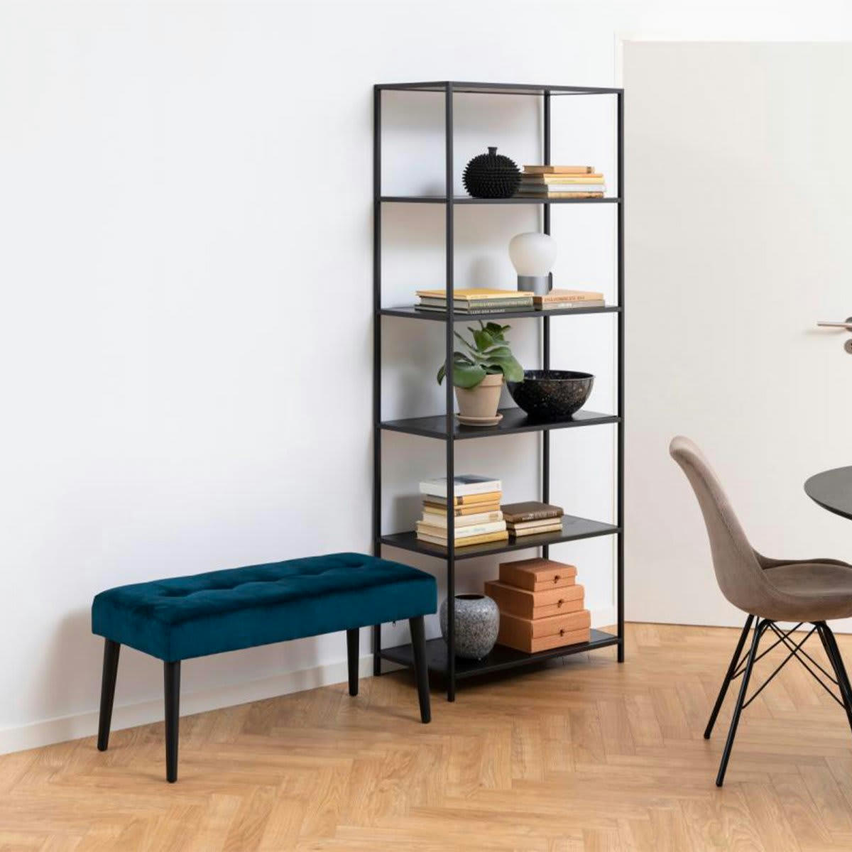 GLORE - Banc contemporain en velours matelassé et pied en métal bleu