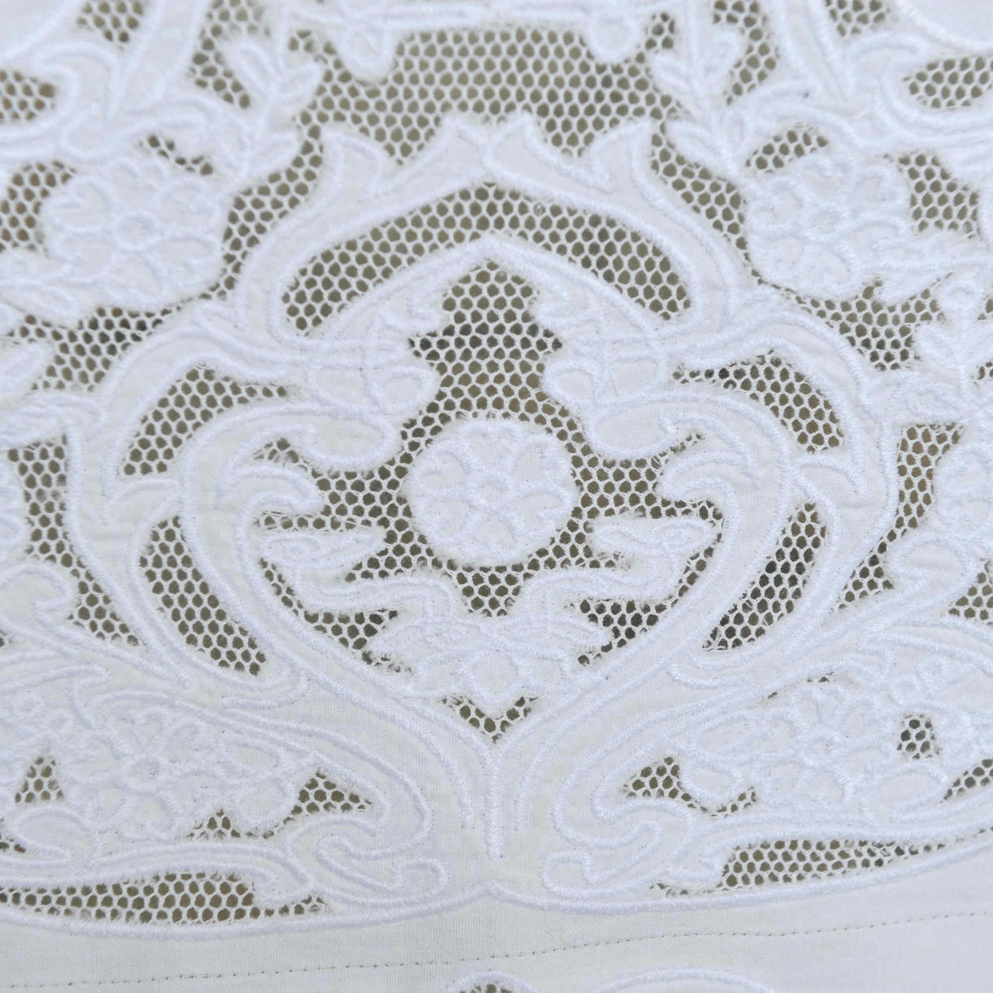 SORMIOU - Cantonnière avec broderie sur filet 45X28 CM