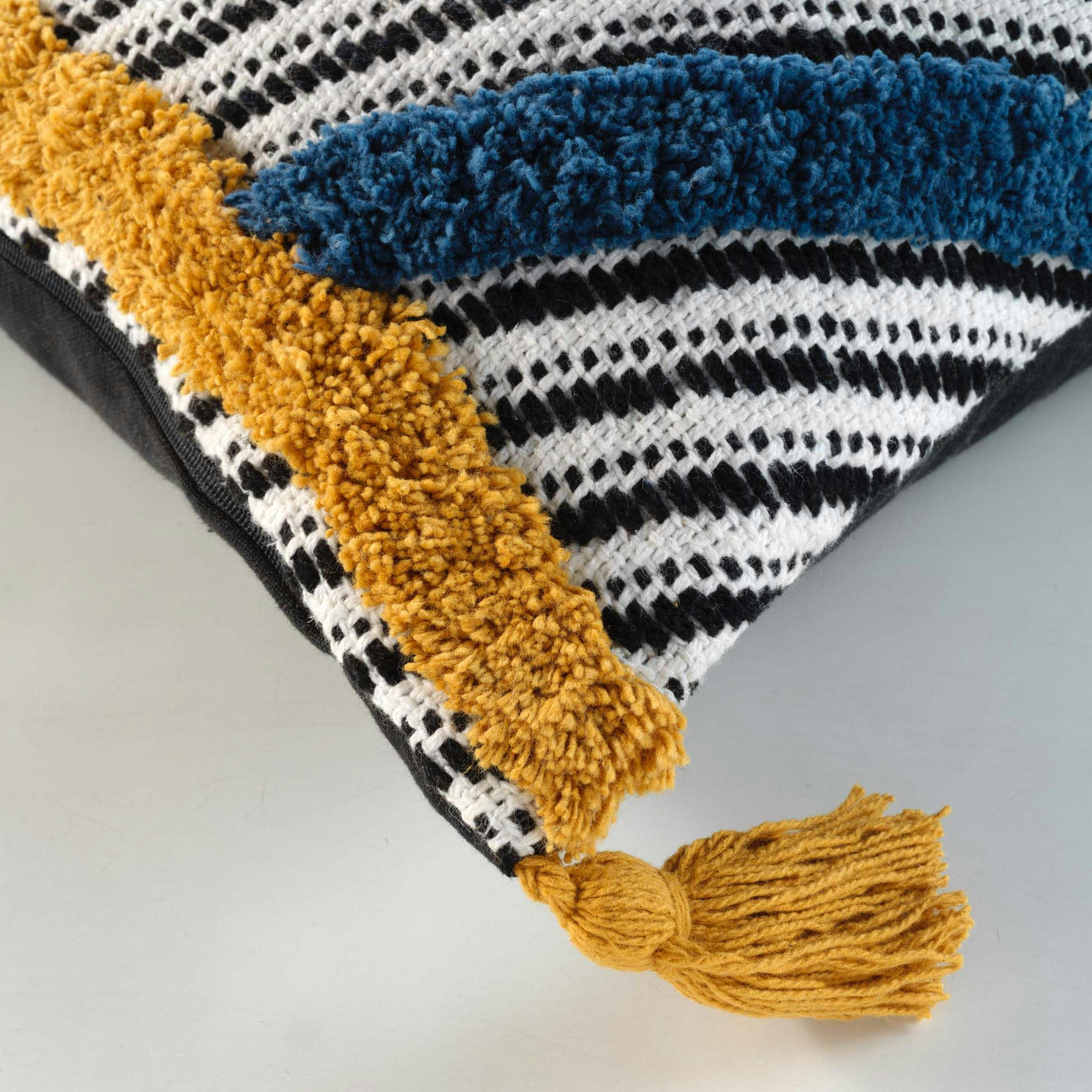 - Coussin déhoussable à pompons bleu