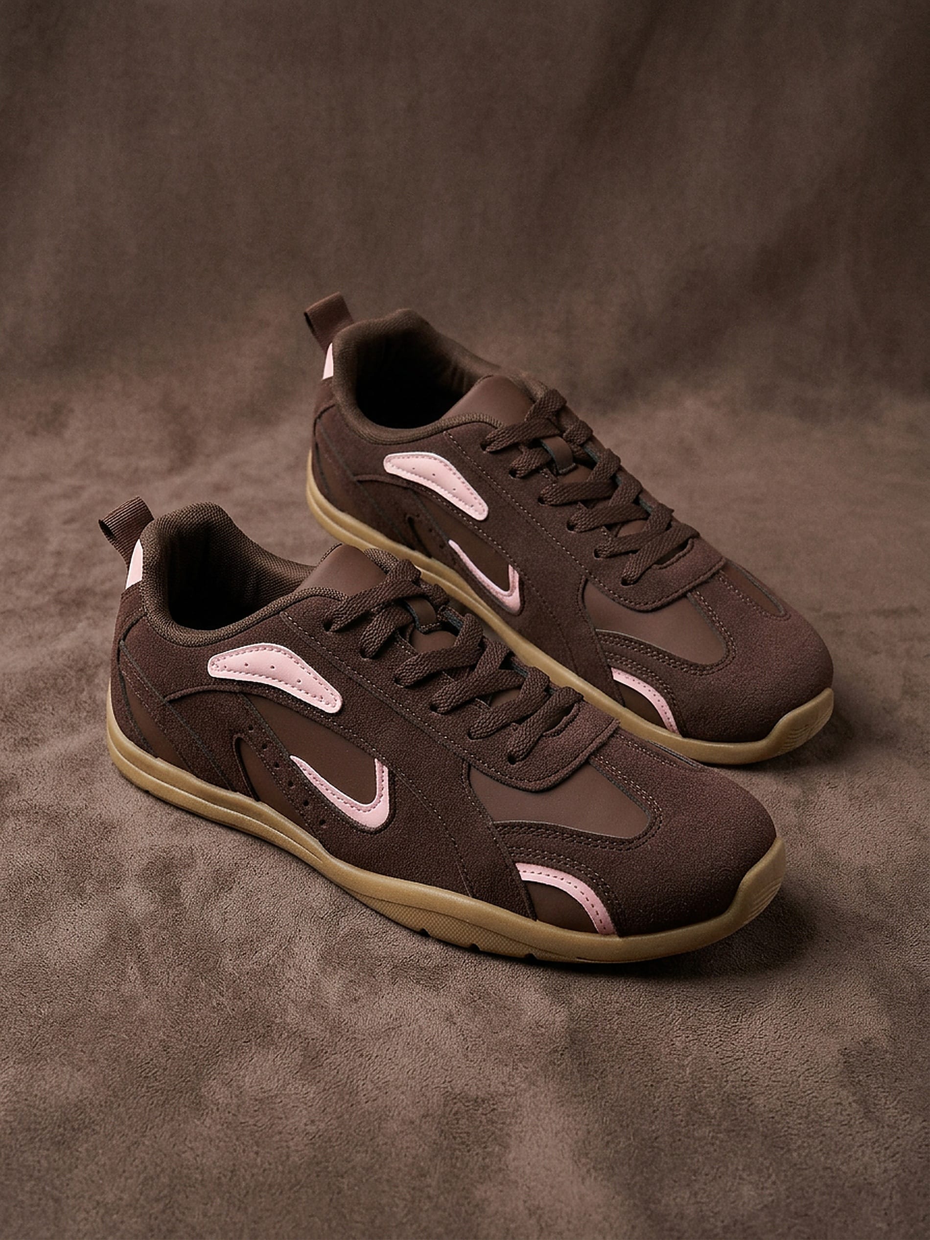 Sneakersy z imitacji zamszu ze skórzaną wkładką