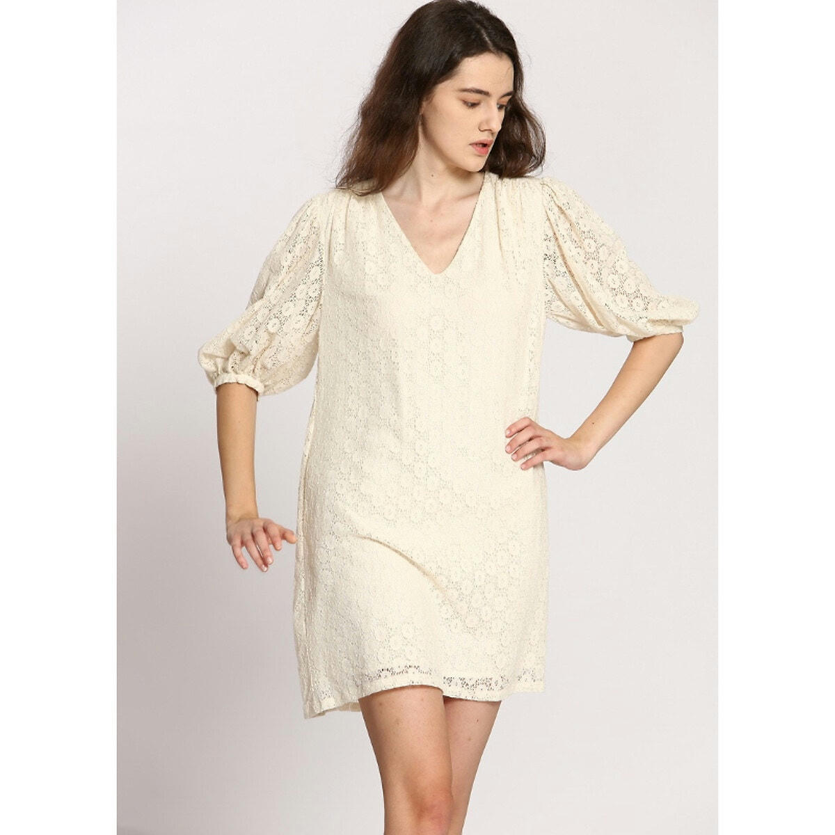 Robe courte dentelle, col V