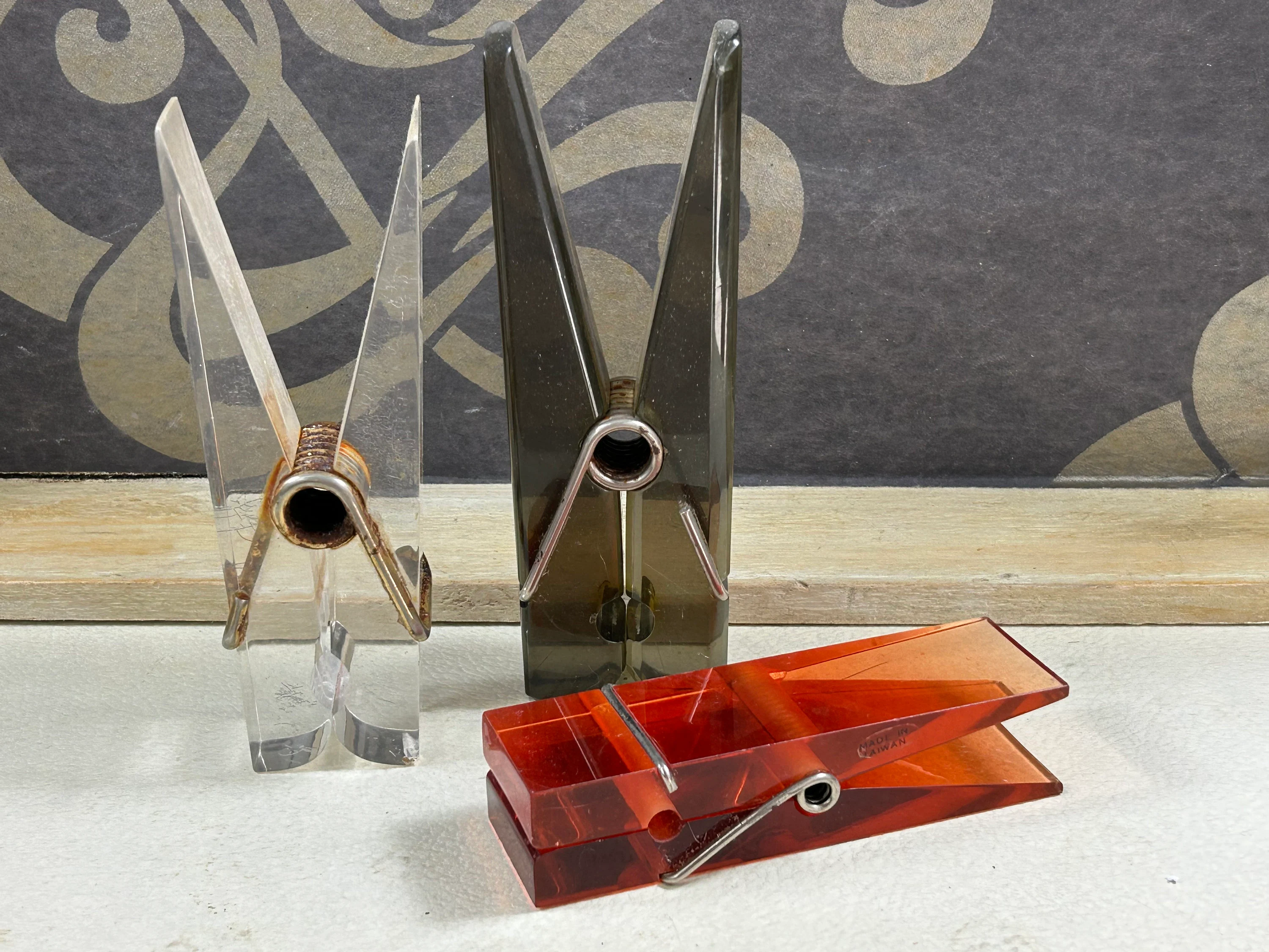 Set of 3 designer clothespins paperweights - Vintage 80s - Plexiglass - office decor - Maxi paperclips - plexiglass clamps