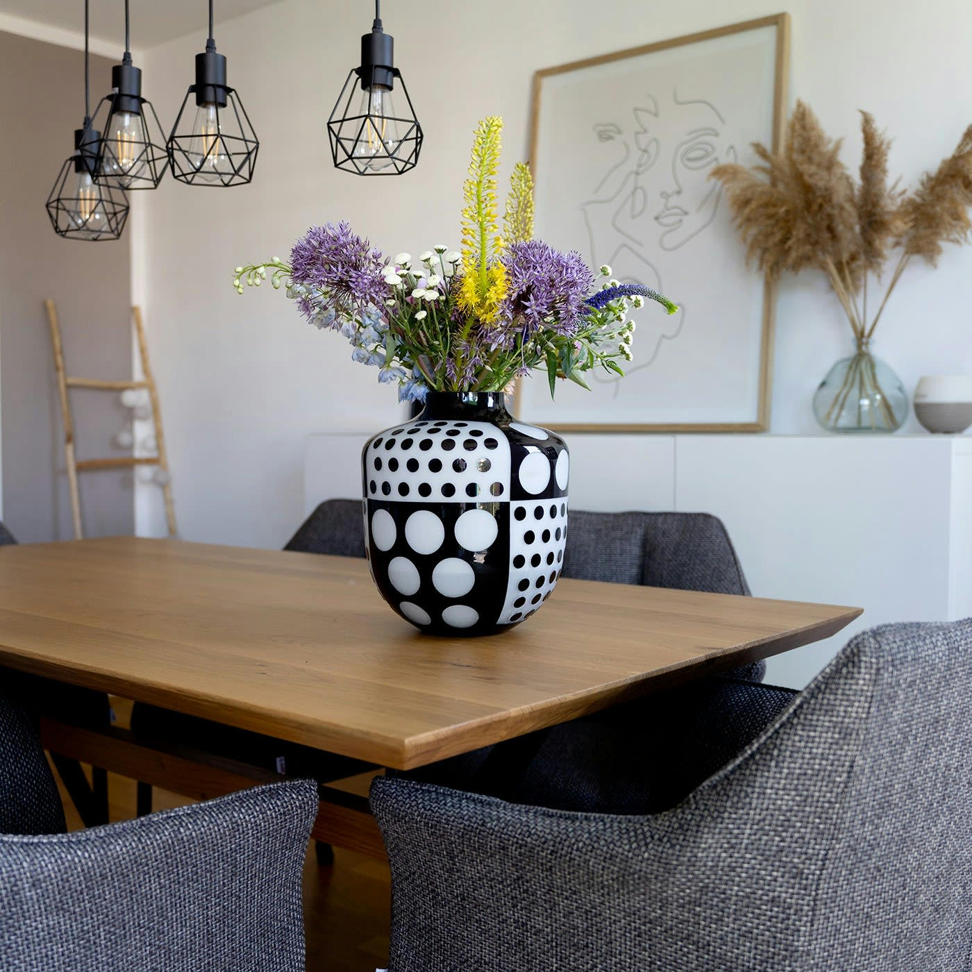 BRILLAR - Vase en verre motifs ronds noirs et blancs H31