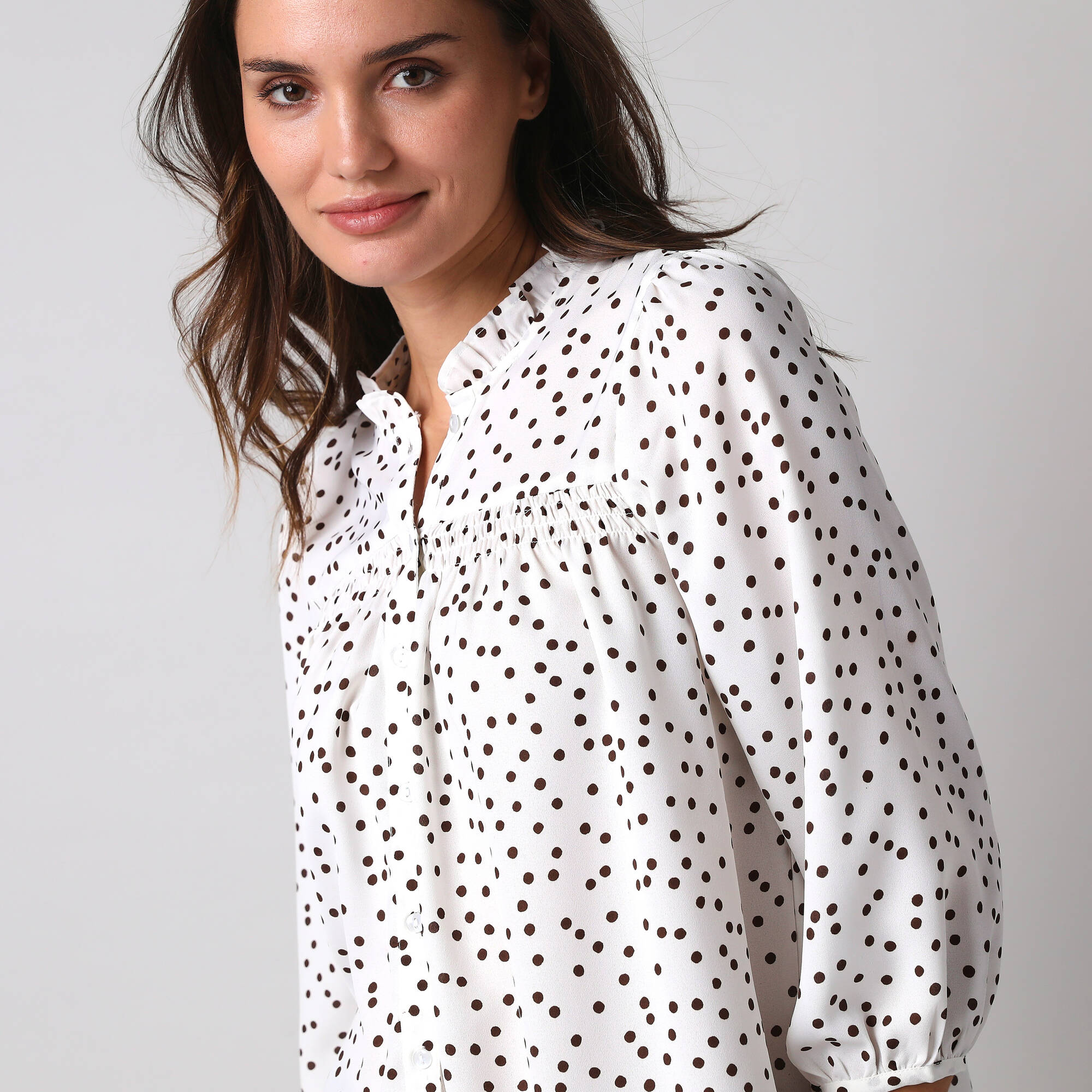 Chemisier boutonné à détails smockés, imprimé mini pois