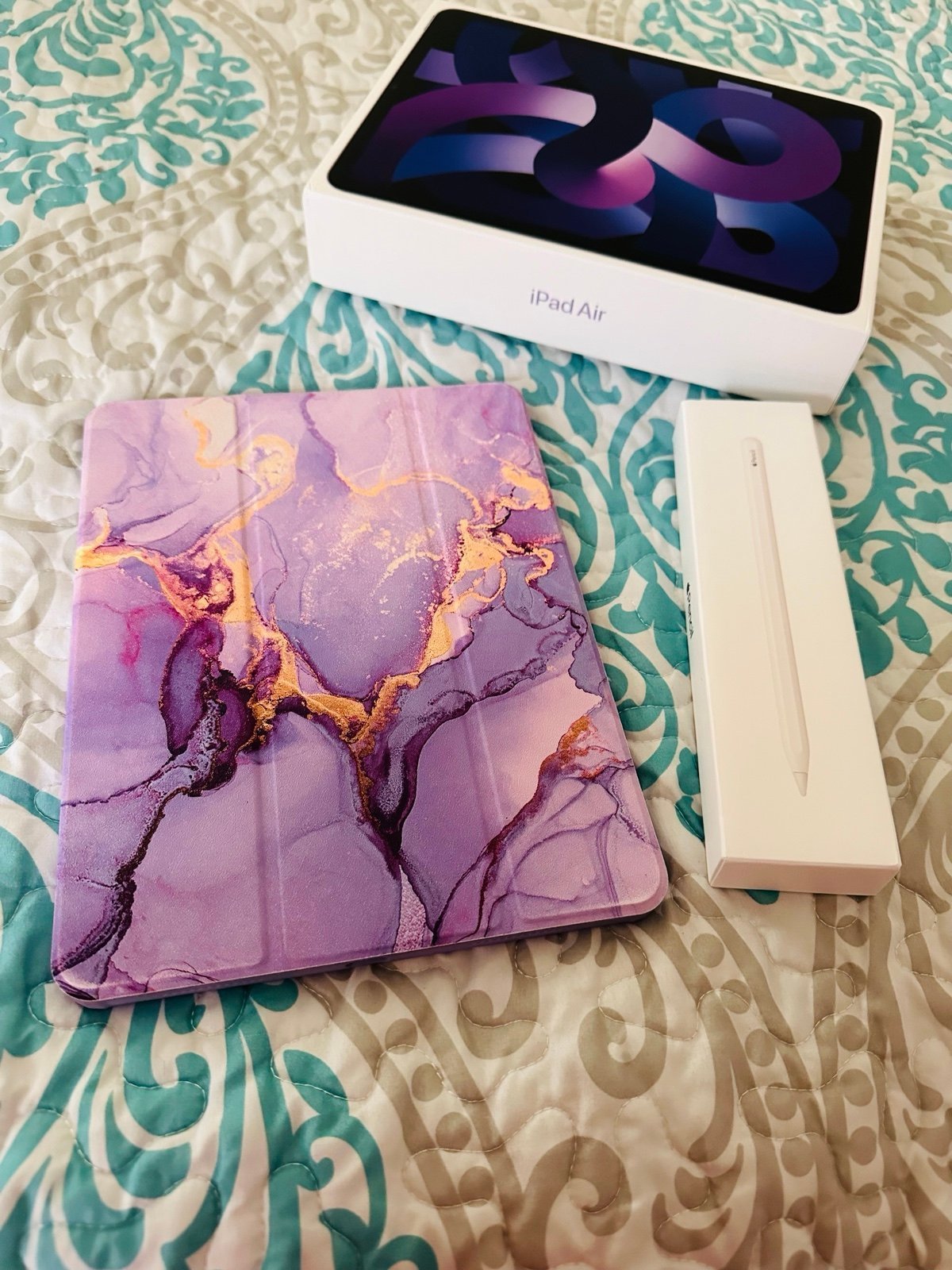 Apple iPad Air 5th Generation 64 GB in Space Gray WIFI Bundle with Apple Pencil