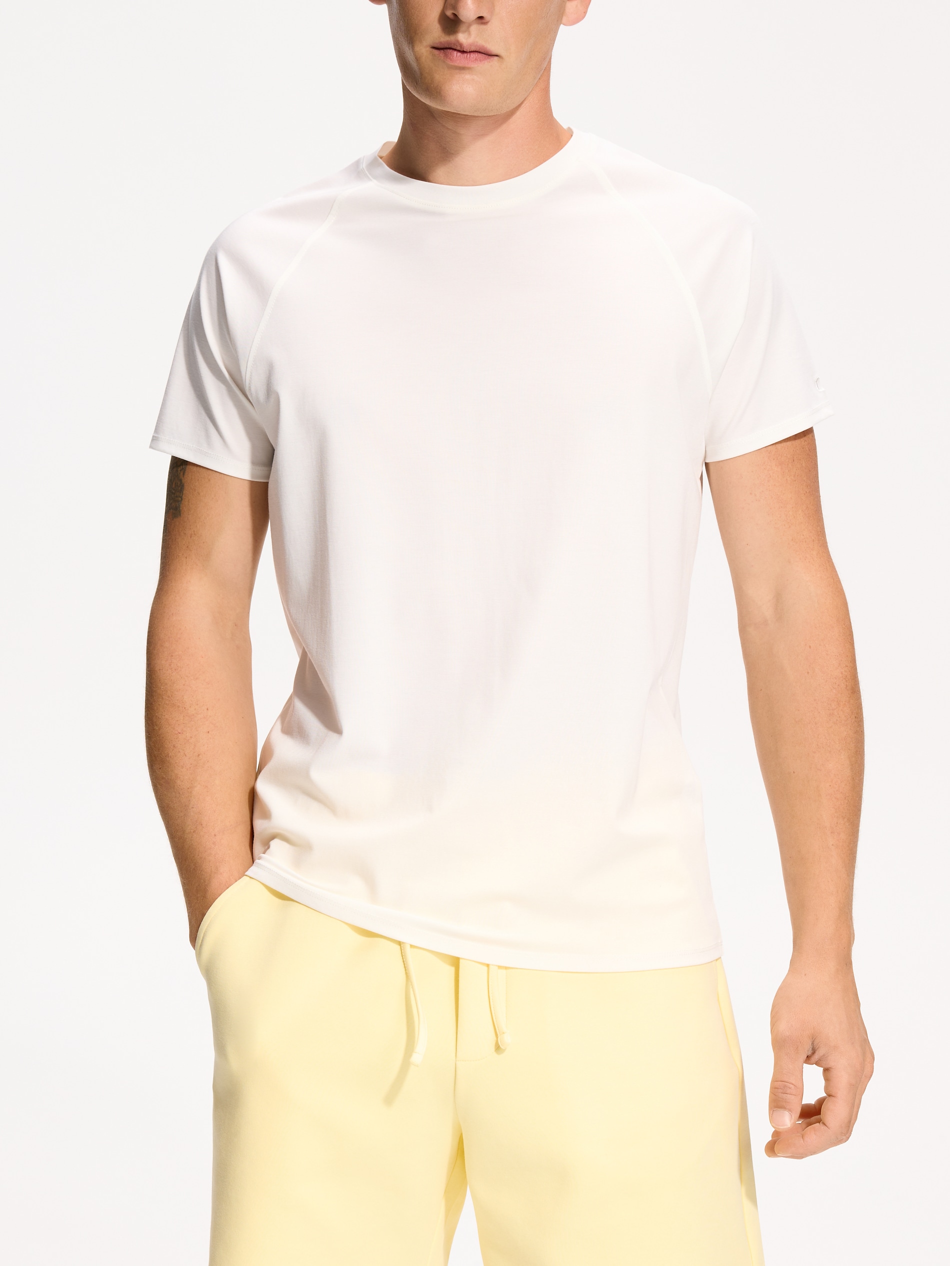 T-shirt slim fit z wiskozą