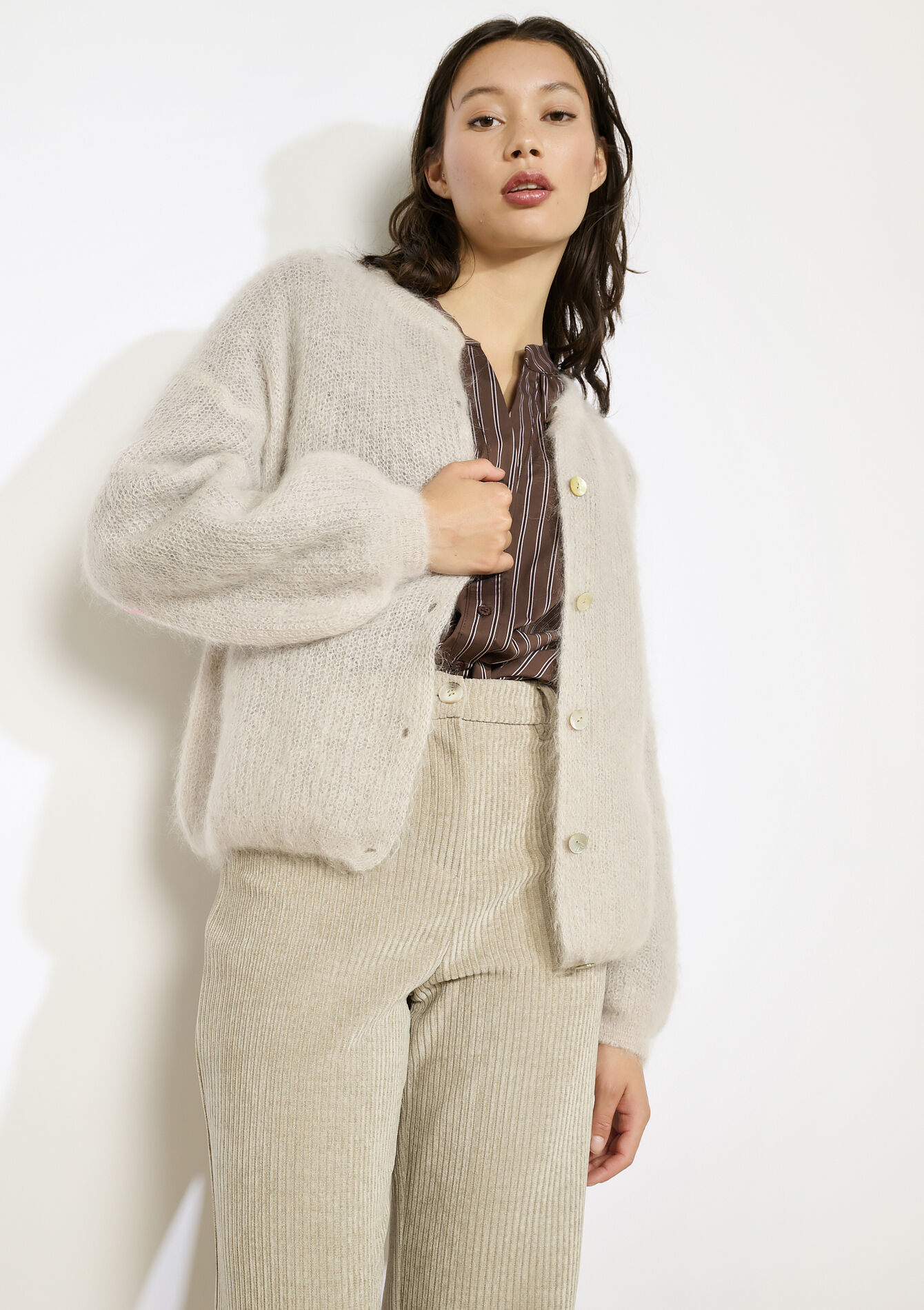 Zachte cardigan met parelknopen