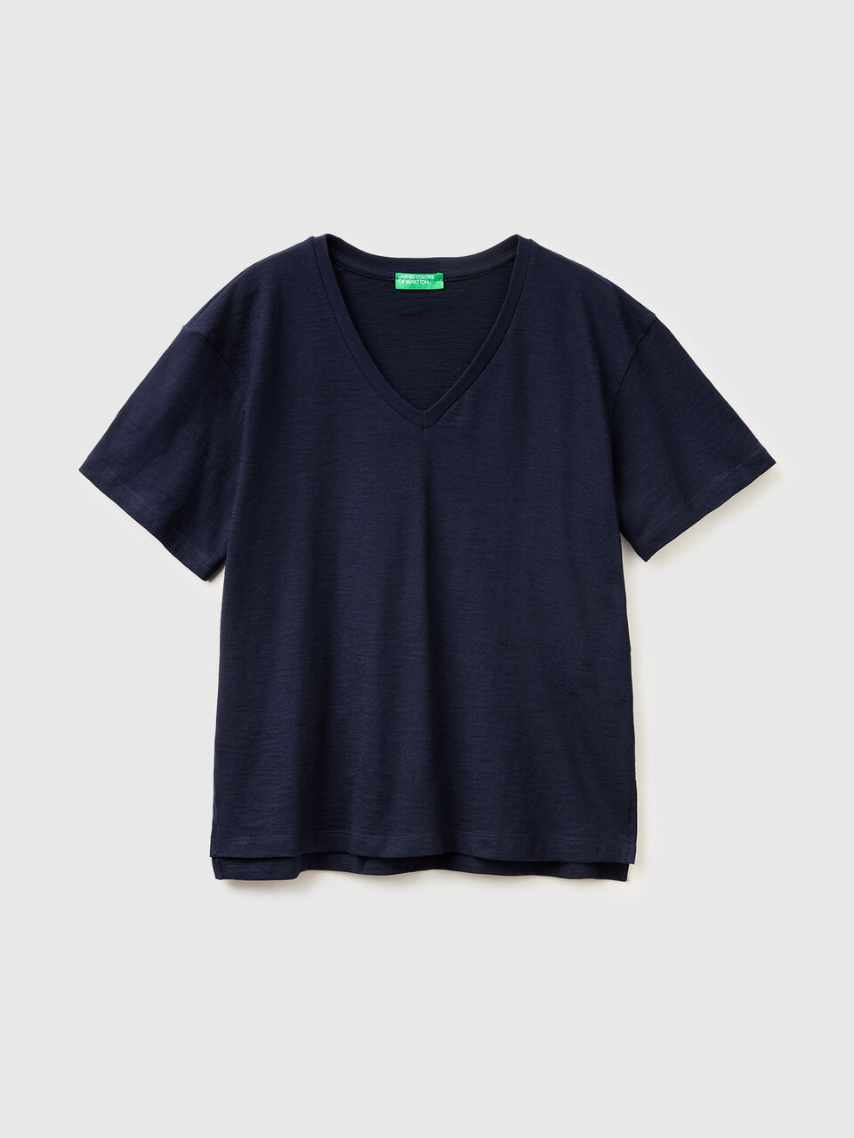 V-neck t-shirt in lightweight cotton