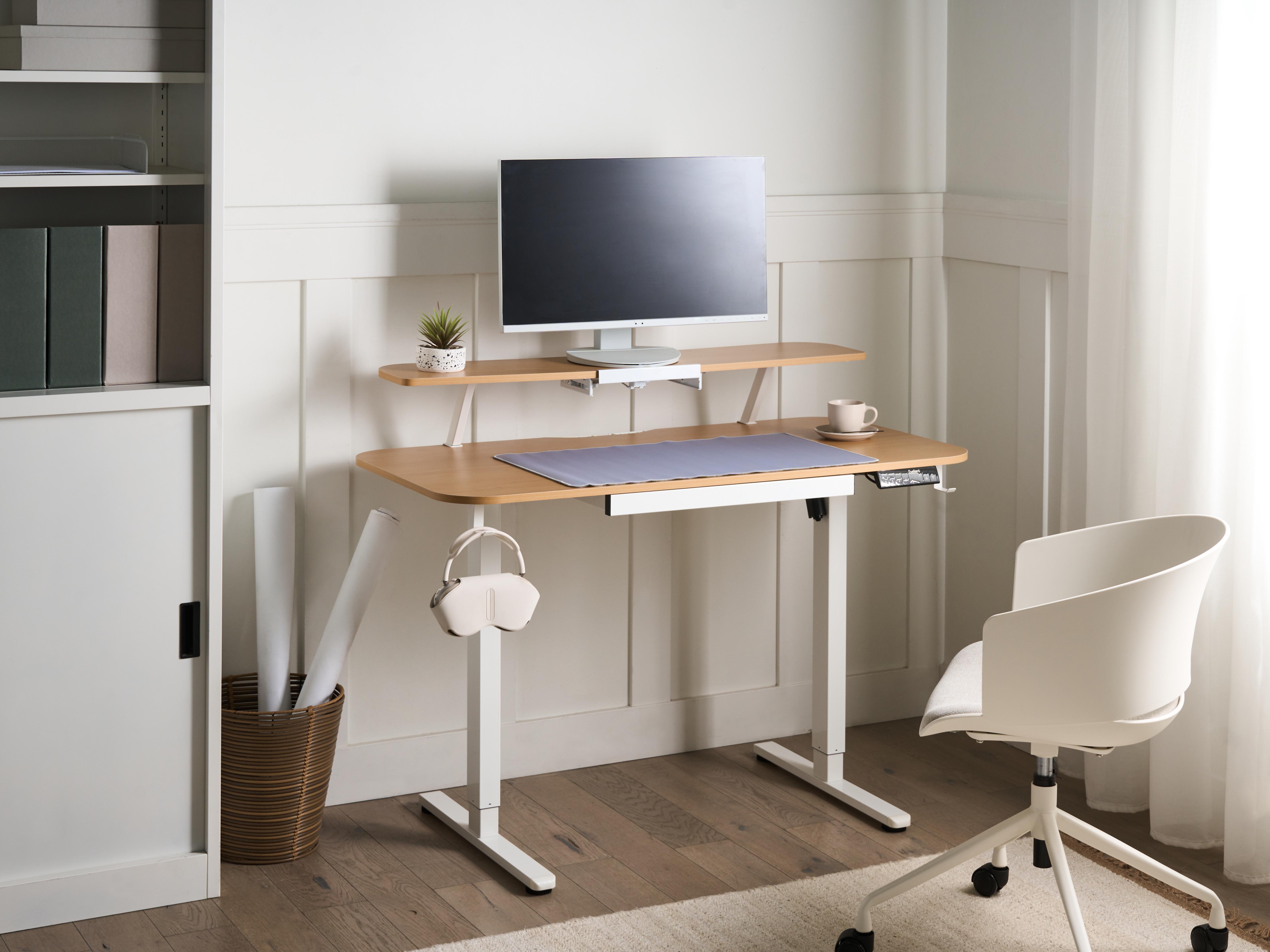 Electric Adjustable Standing Desk WILBANKS Light Brown/ White 120 cm 60 cm with USB Port
