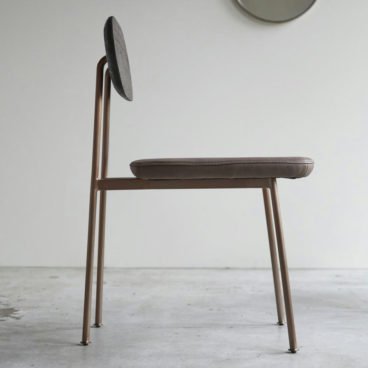 YUTAPI - Chaise Mohawk choco en chêne massif