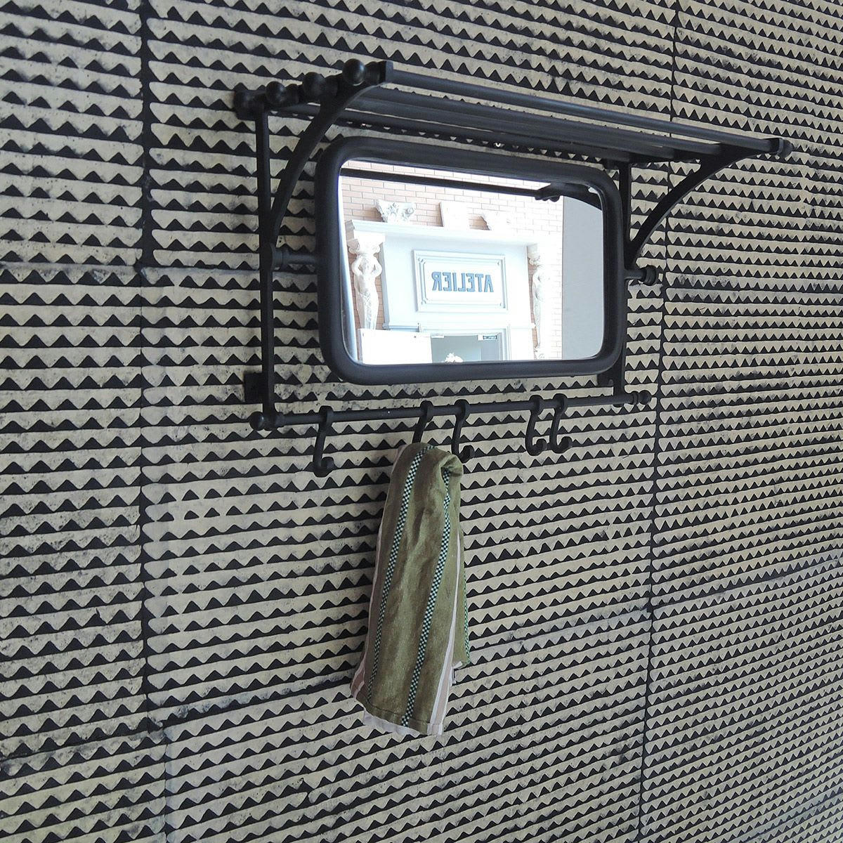 - Porte-manteau en métal noir mat