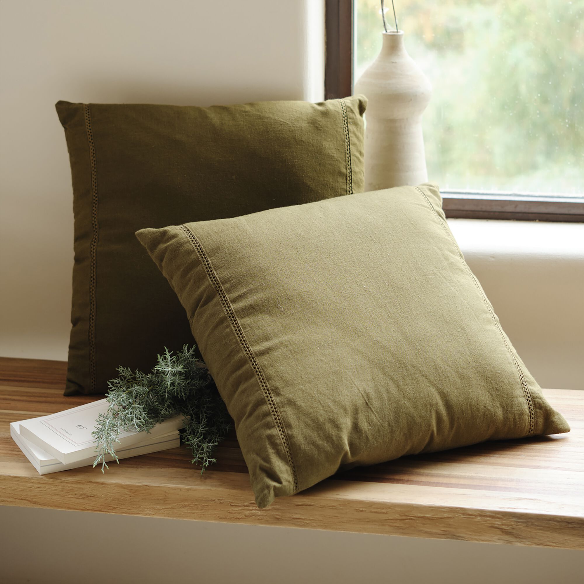 LAUZON - Coussin en lin et coton finition liseré 45x45cm - vert mousse