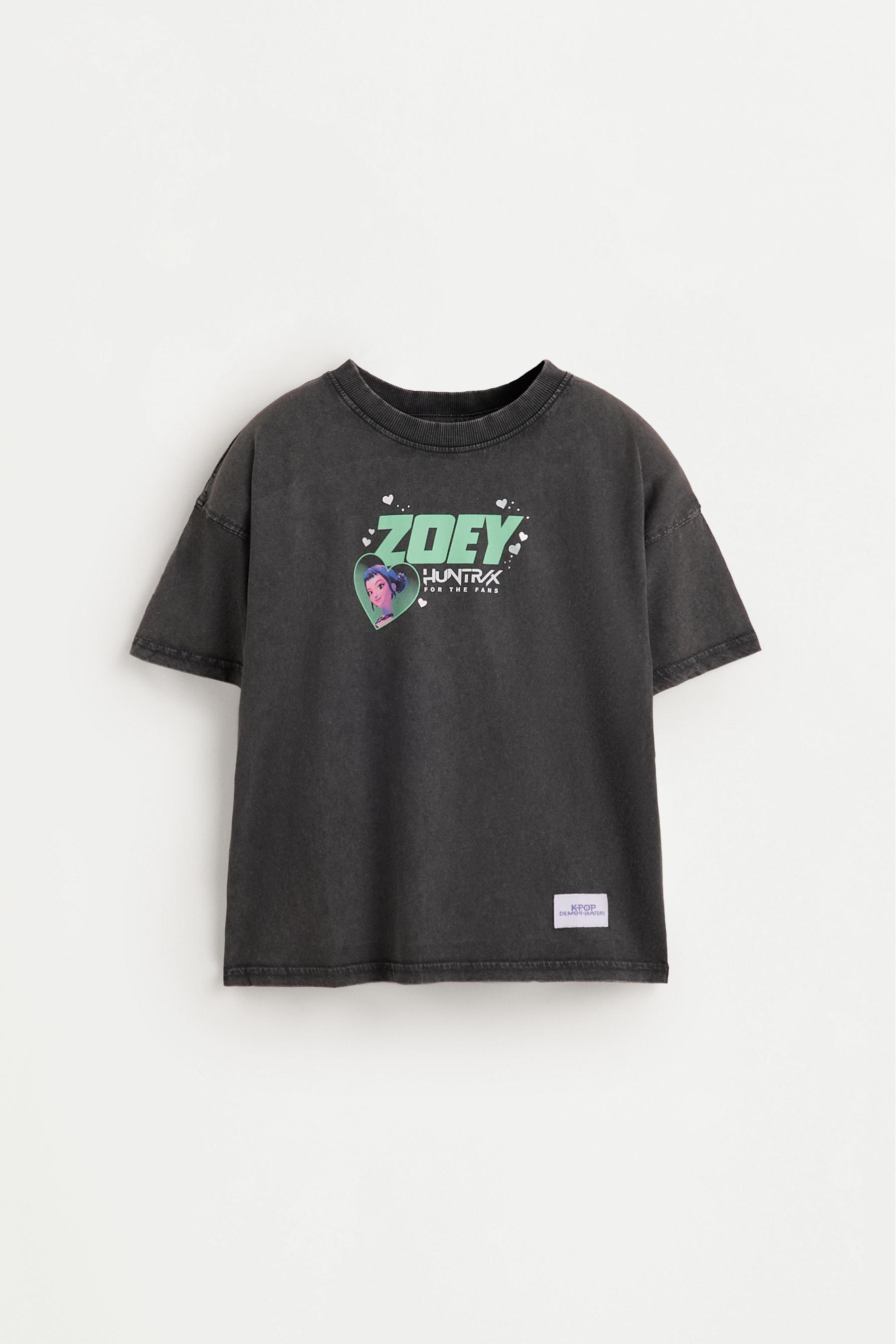 Camiseta Zoey Huntrix K-Pop Demon Hunters ™/© Netflix