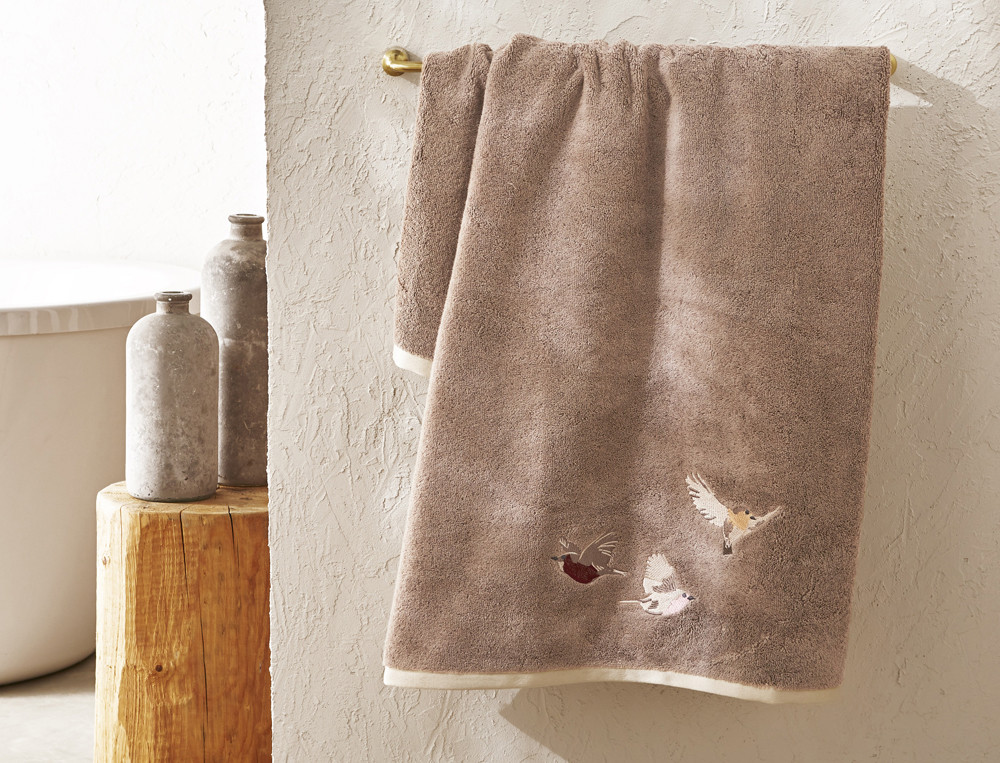 Drap de bain brodéÀ vol d'oiseaux