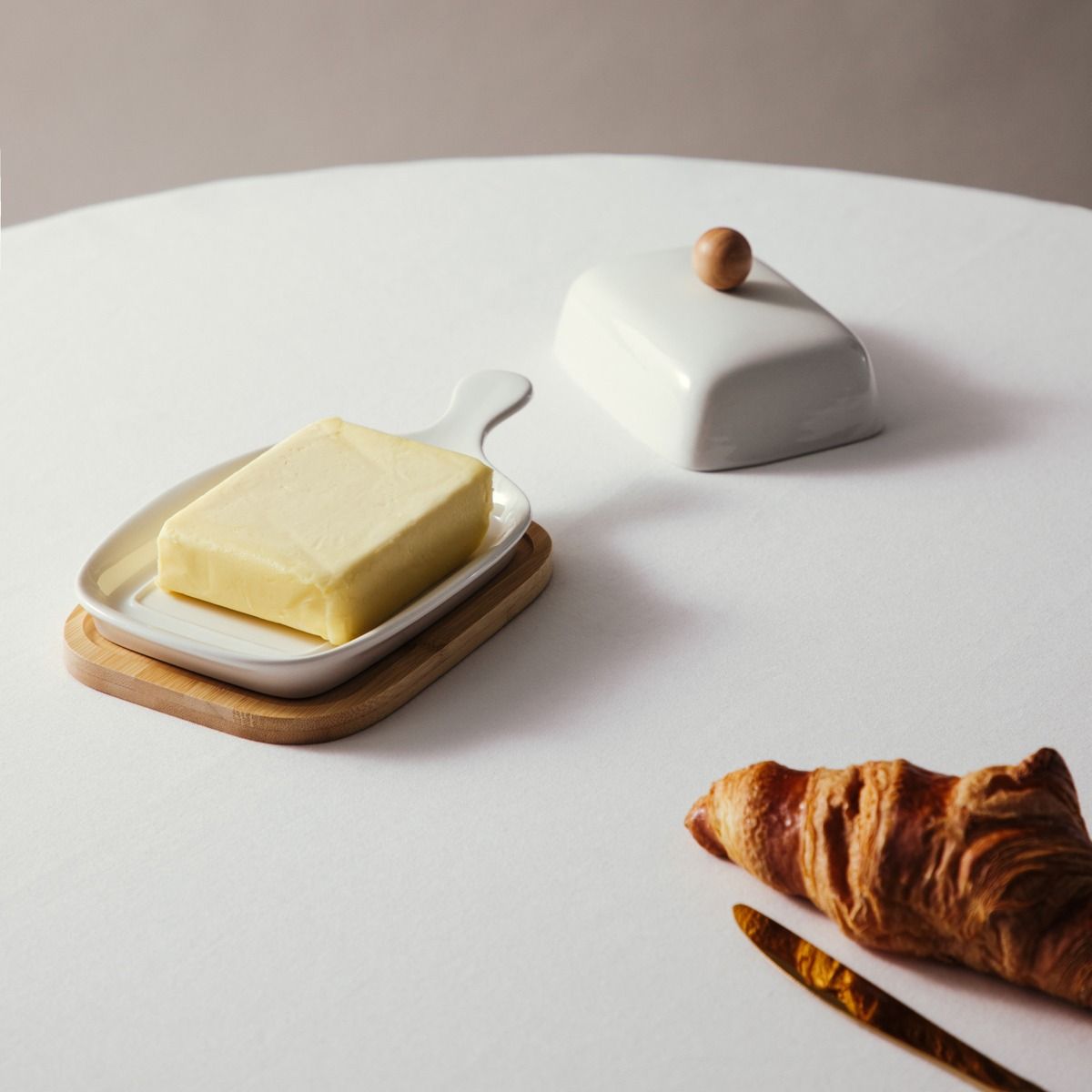 Maselniczka FINCAN porcelanowa z bambusową podstawką 22 cm