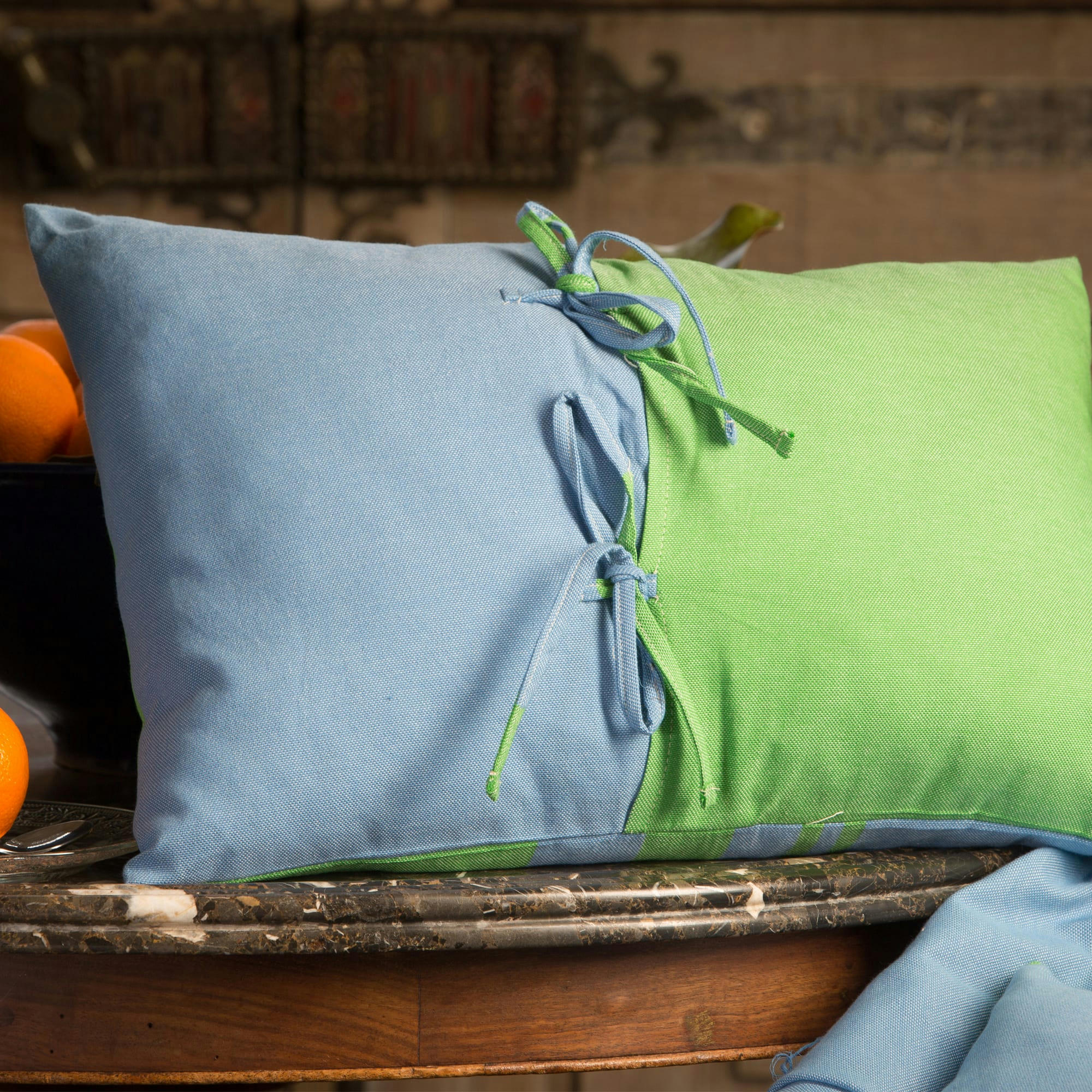 TANGER - Housse de coussin coton motif symétrique vert et bleu 35 x 50