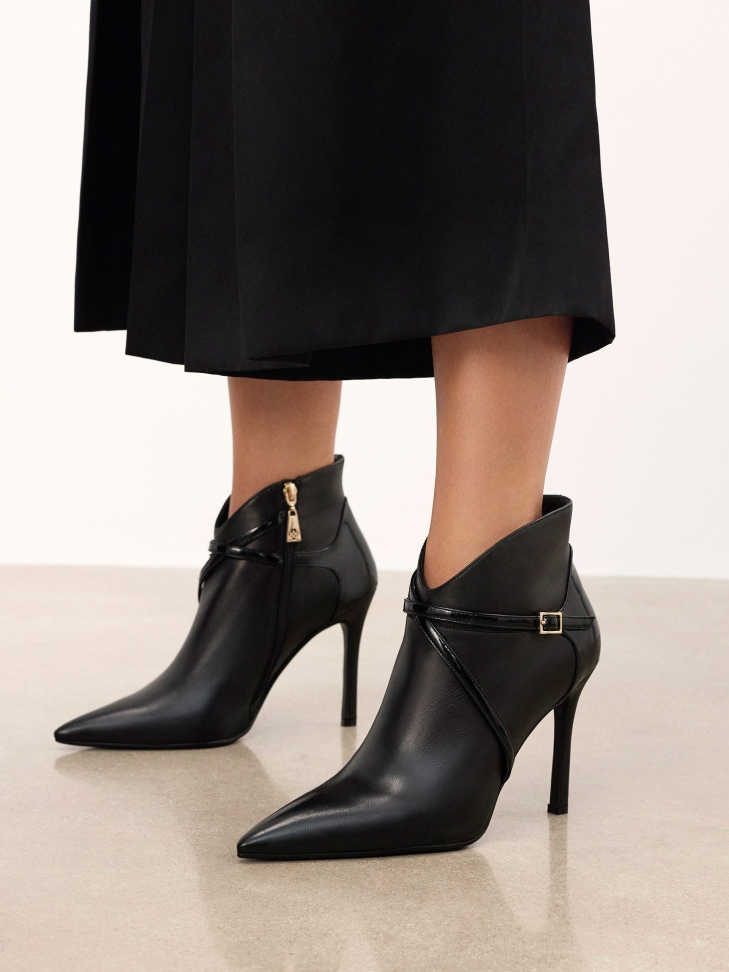 Heeled boots with contoured upper